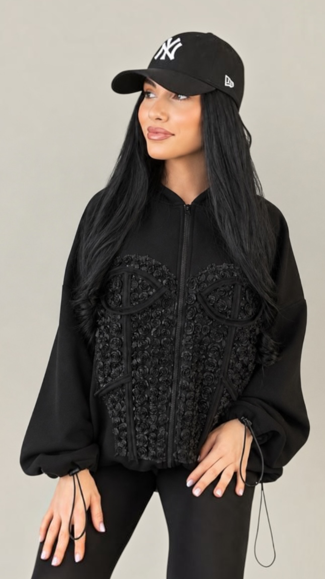 Hanorac dama negru cu aplicatie tip corset si trandafiri in relief