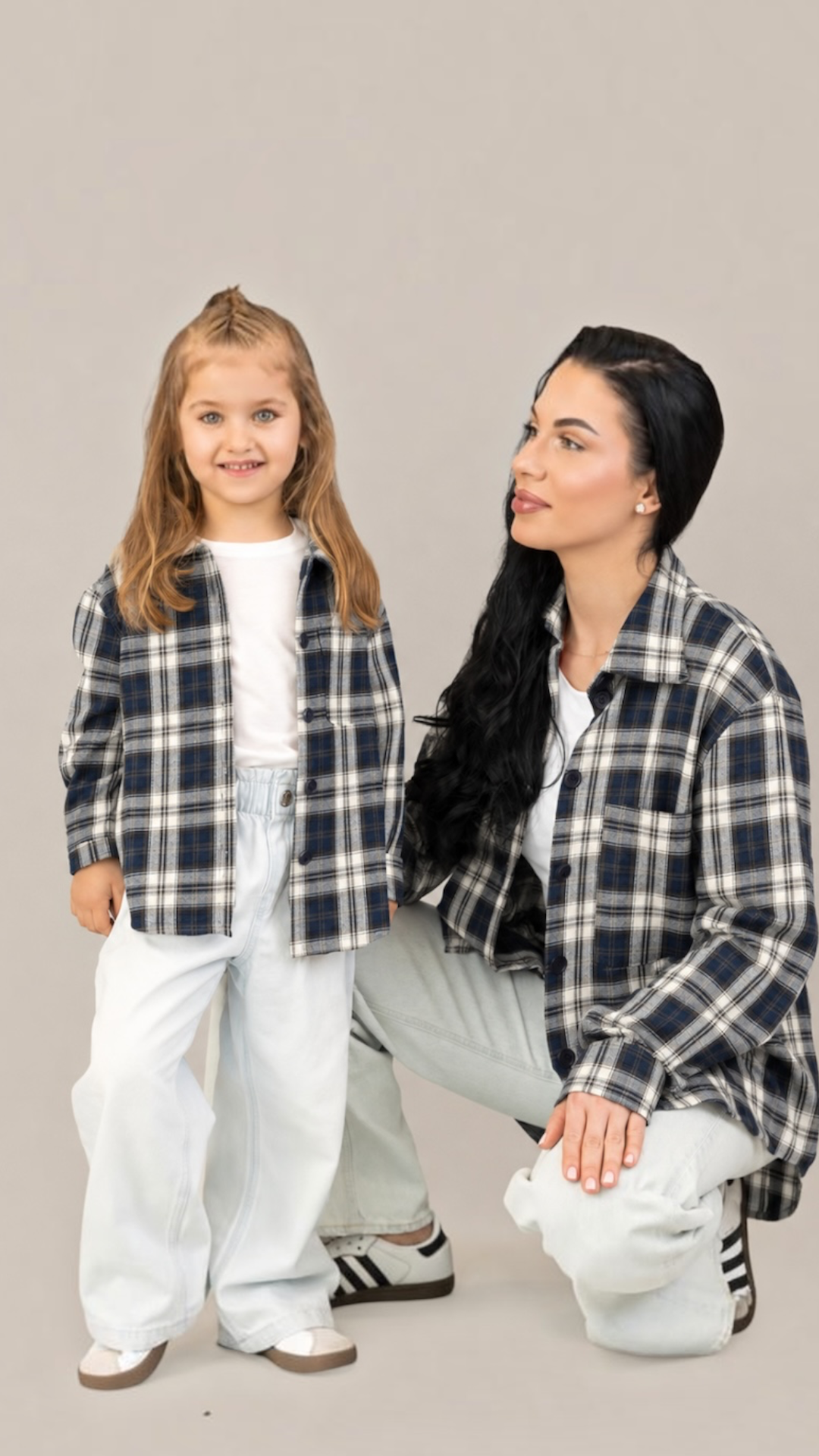 Set camasi mama copil in carouri bleumarin-crem, oversize