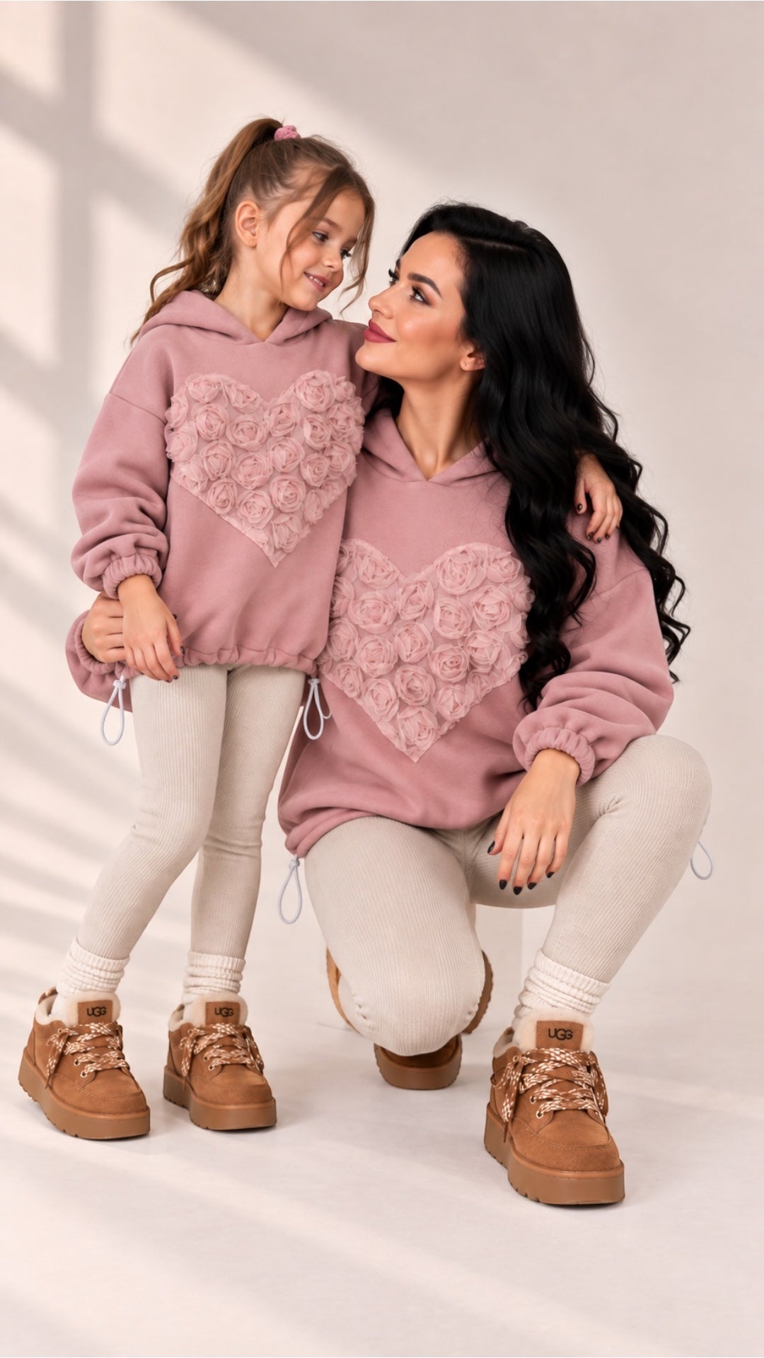 Set hanorace roz pudra cu aplicatie de trandafiri din organza
