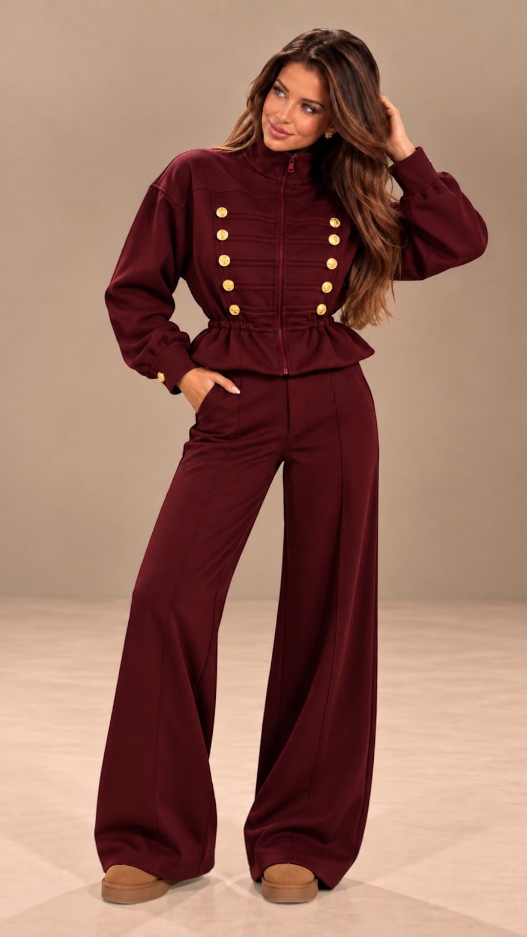 Trening dama burgundi in stil militar cu nervuri decorative si nasturi aurii