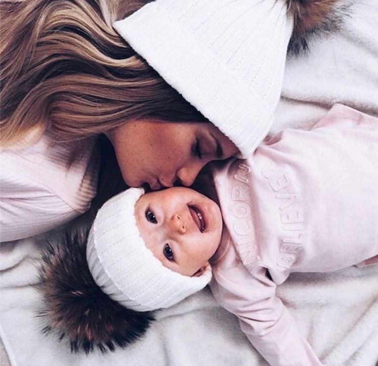 Set fesuri din tricot mama fiica cu mot blana naturala – Albe