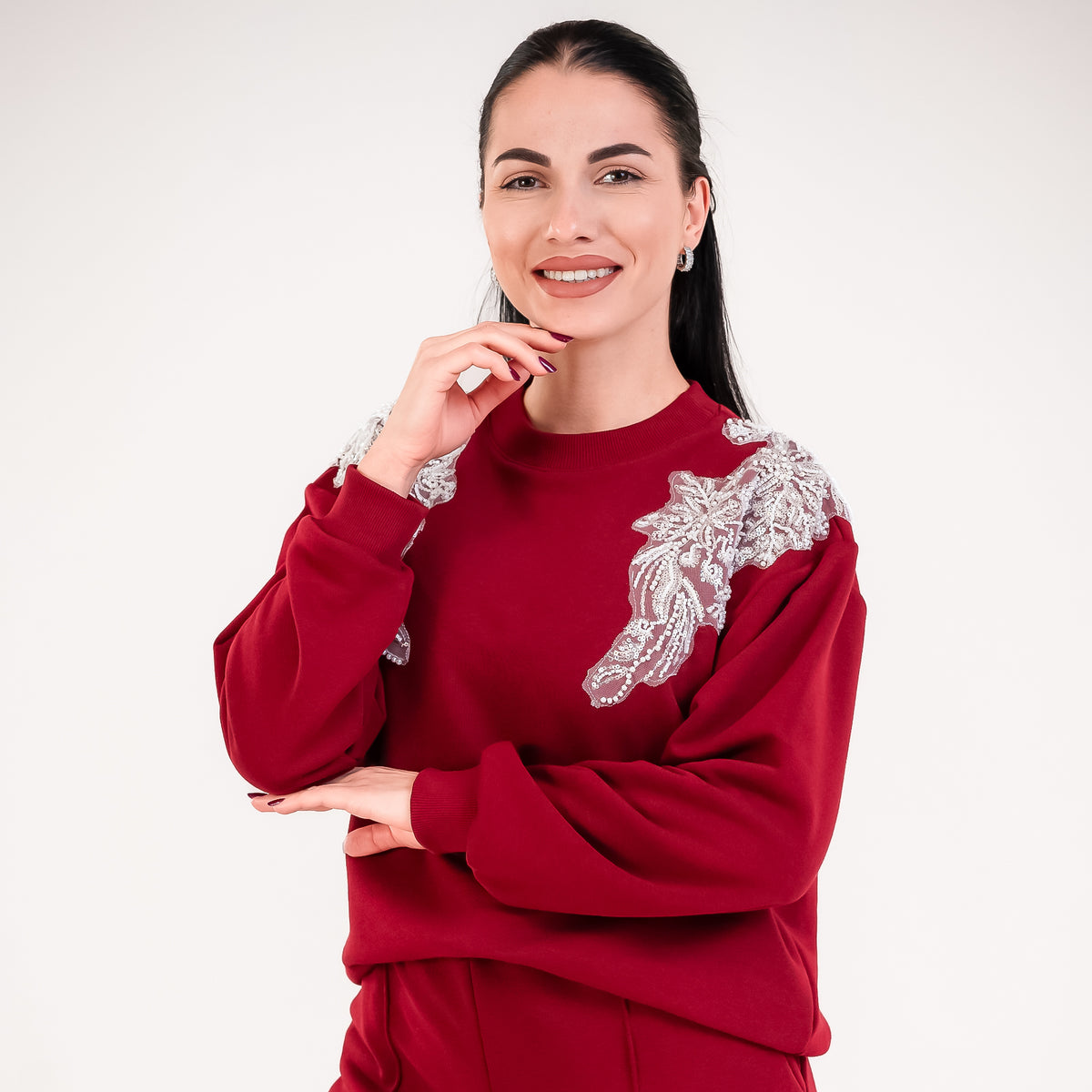 Trening dama burgundy cu aplicatii de broderie si perle