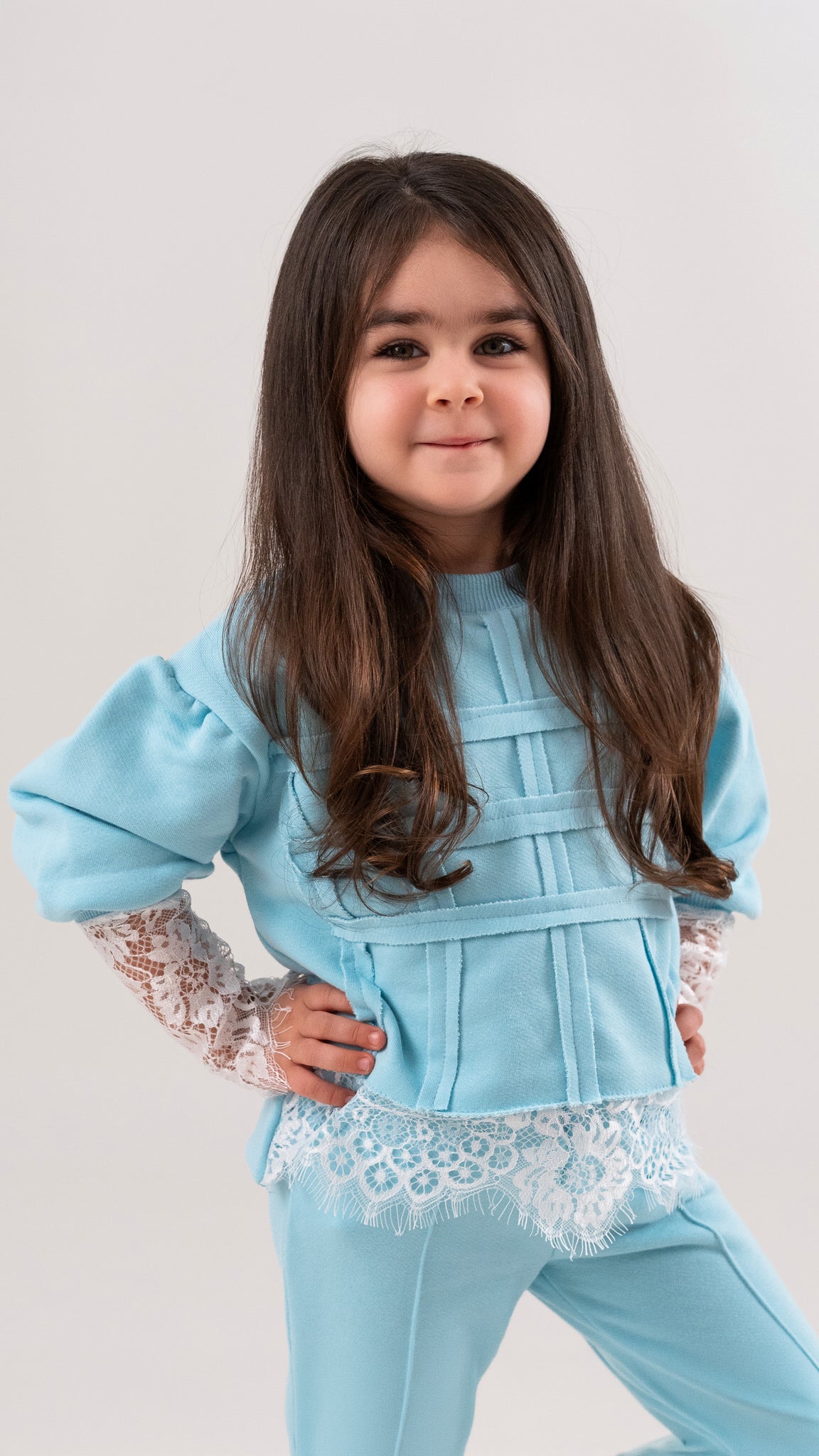 Trening fete bleu cu bandaje si dantela chantilly