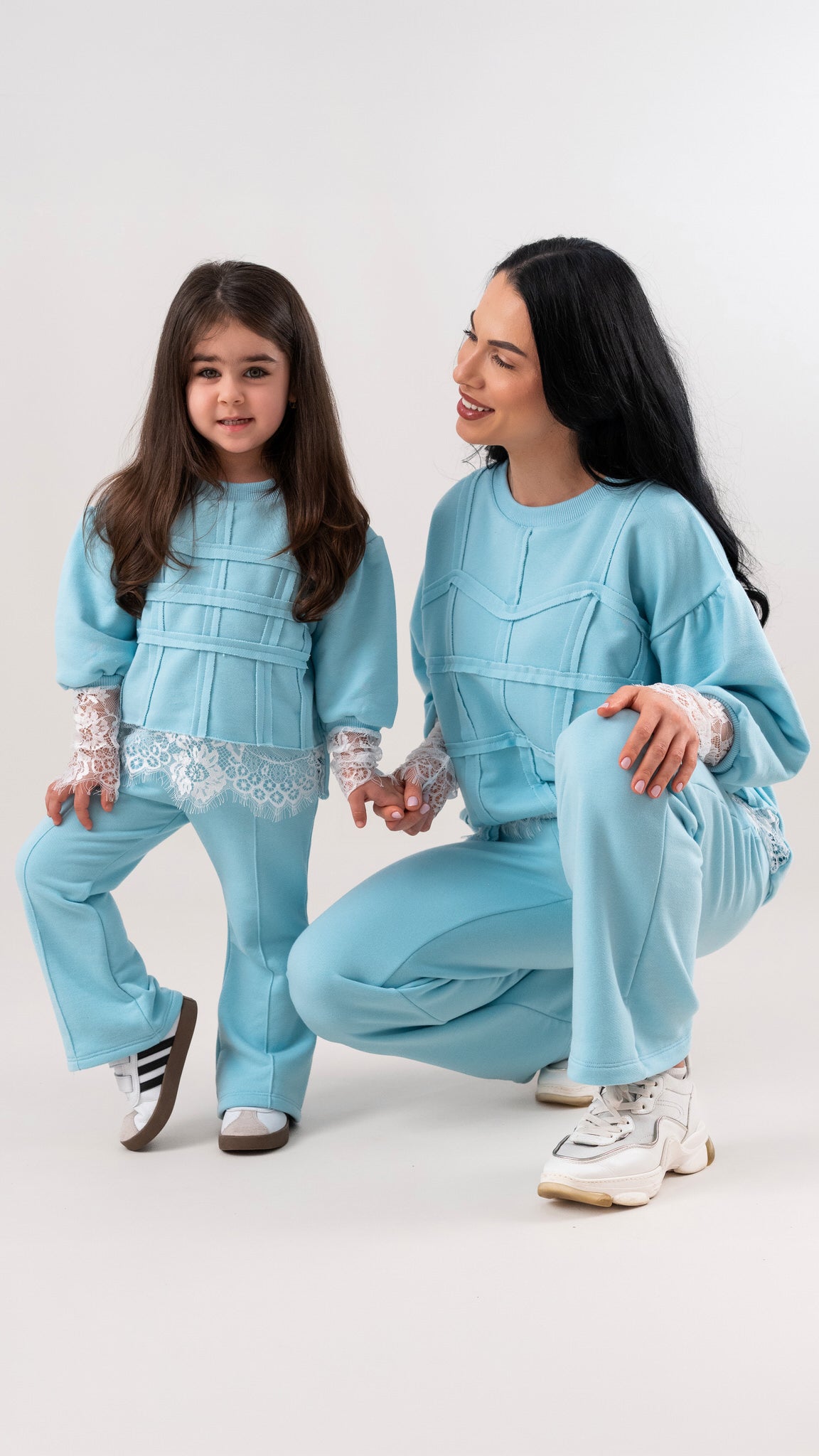 Set treninguri mama fiica bleu cu bandaje si dantela chantilly