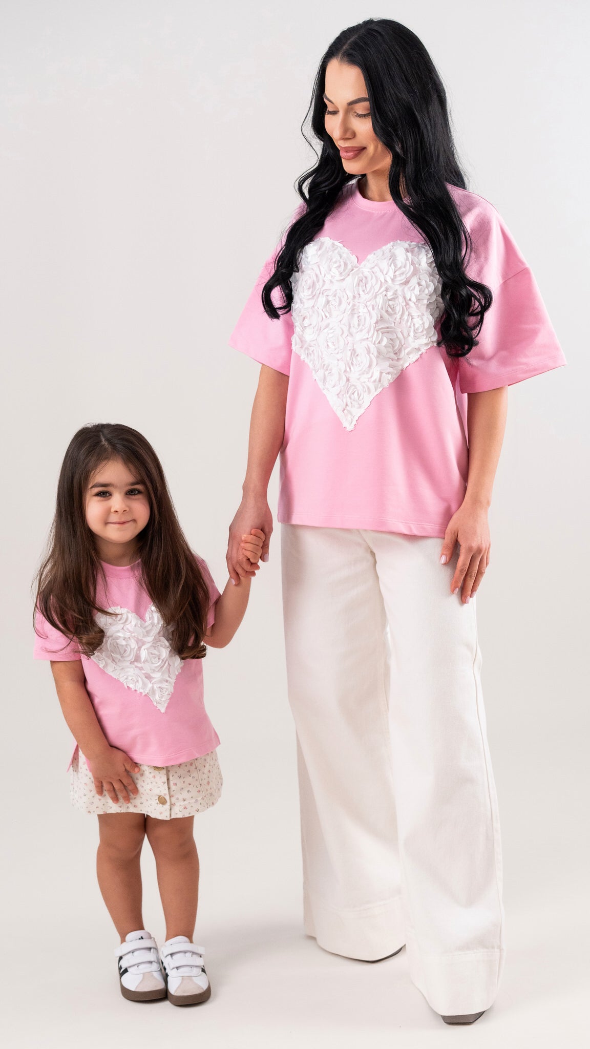 Set tricouri mama fiica roz din bumbac premium cu aplicatie in forma de inima
