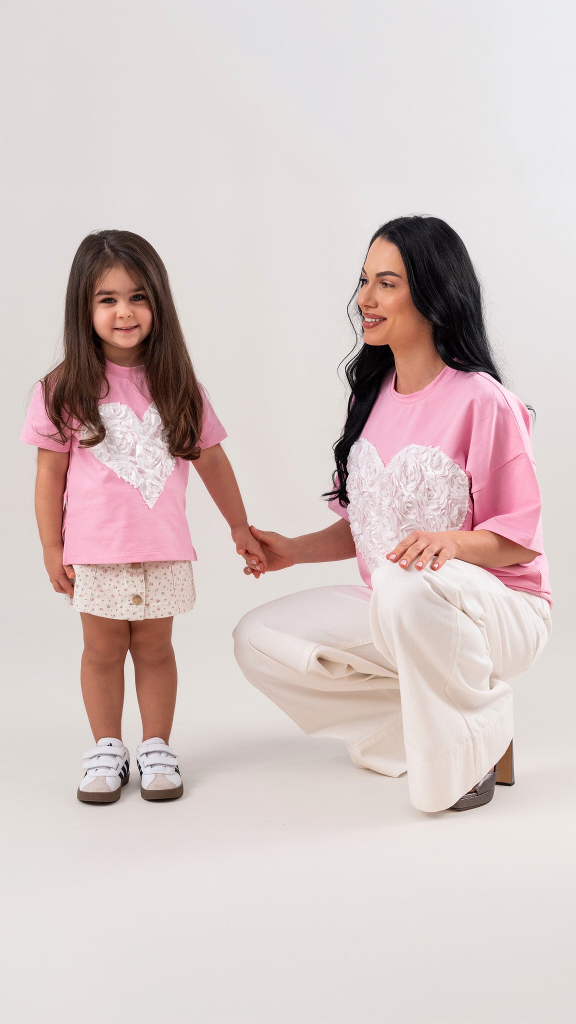 Set tricouri mama fiica roz din bumbac premium cu aplicatie in forma de inima