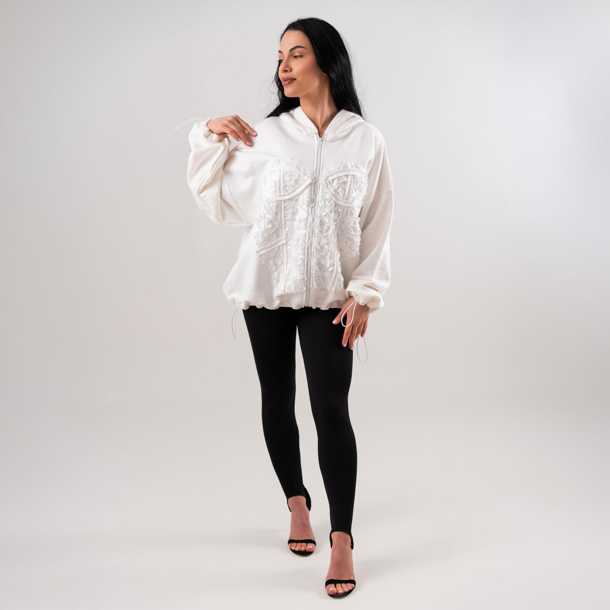 Hanorac dama off white cu aplicatie tip corset si trandafiri in relief