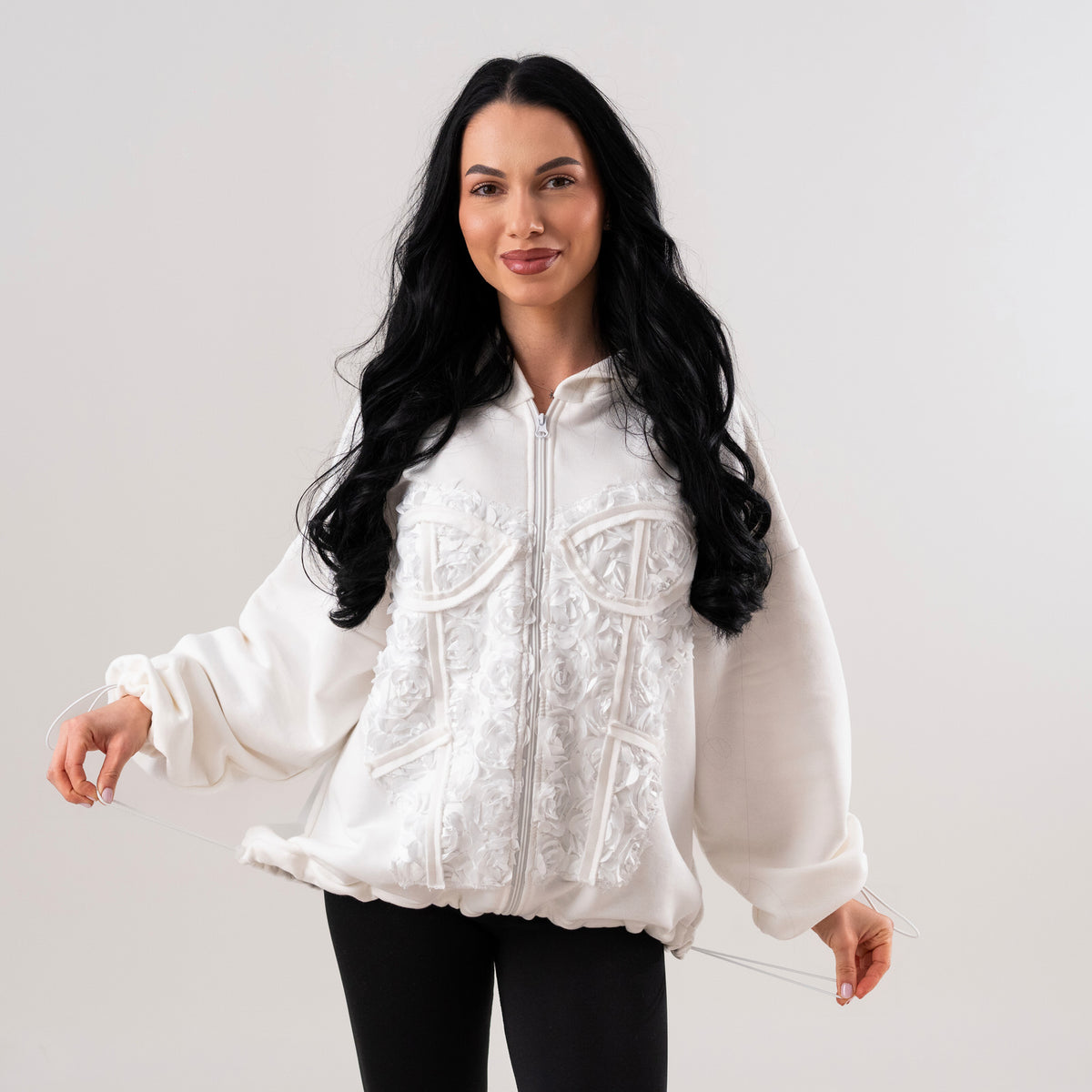 Hanorac dama off white cu aplicatie tip corset si trandafiri in relief