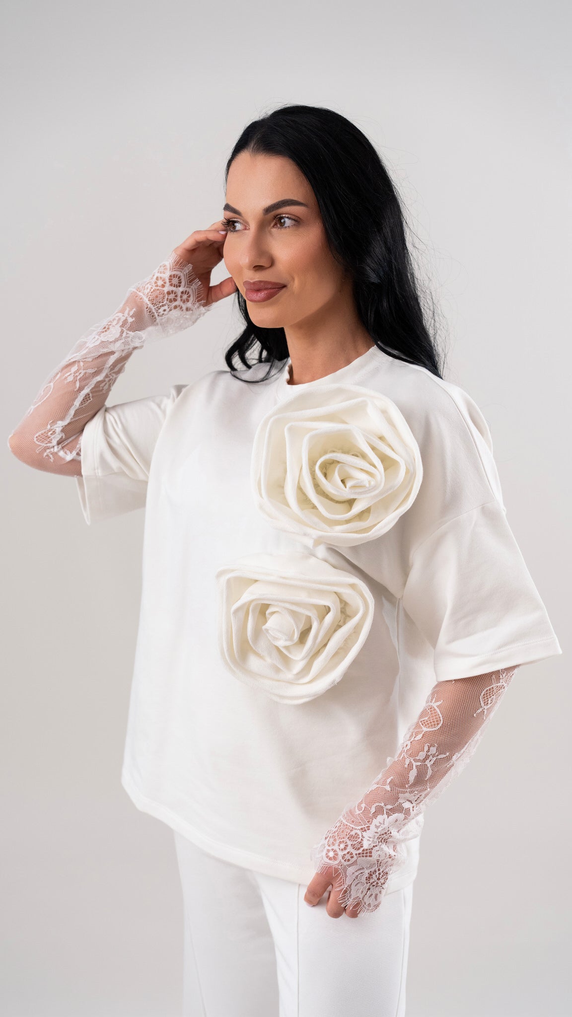 Compleu dama off white cu flori aplicate si maneci din dantela chantilly detasabile