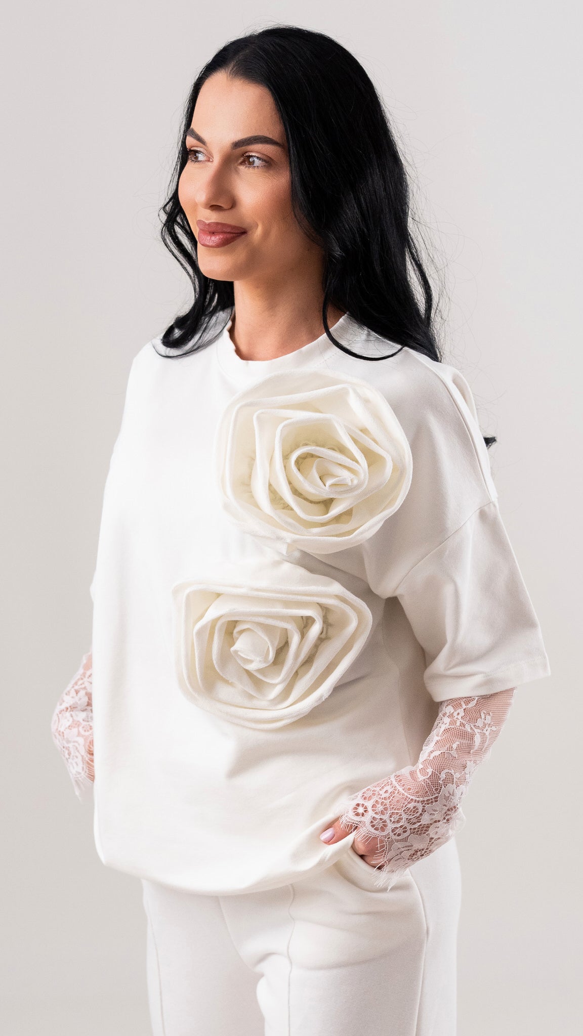 Compleu dama off white cu flori aplicate si maneci din dantela chantilly detasabile