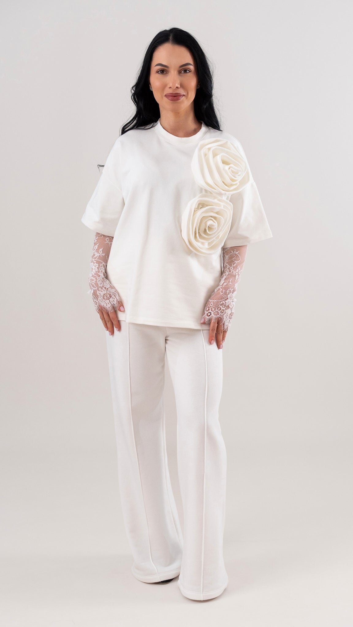 Compleu dama off white cu flori aplicate si maneci din dantela chantilly detasabile