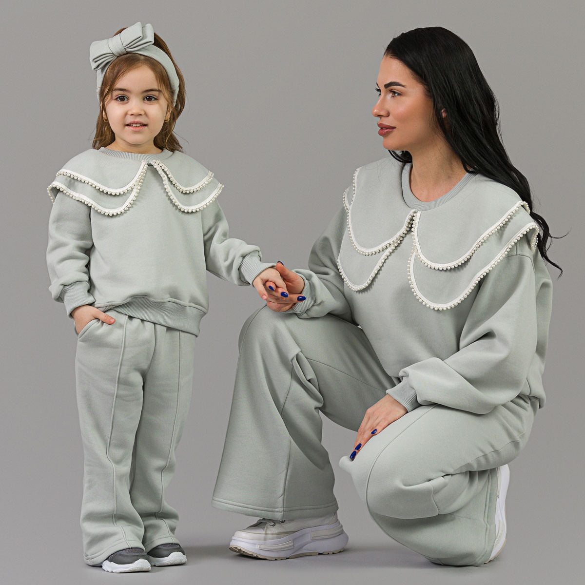 Set treninguri mama fiica gri cu guler accesorizat cu perle