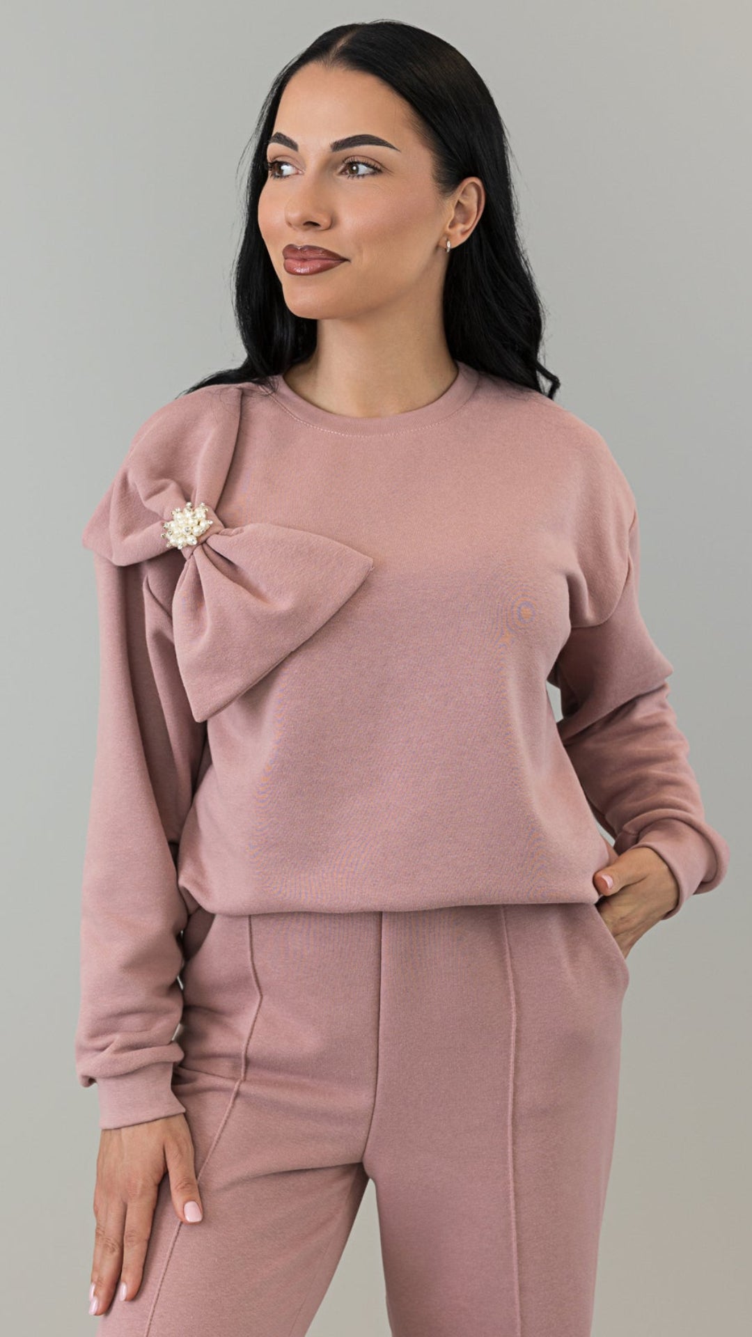 Trening dama roz pudra cu funda supradimensionata decorata cu perle