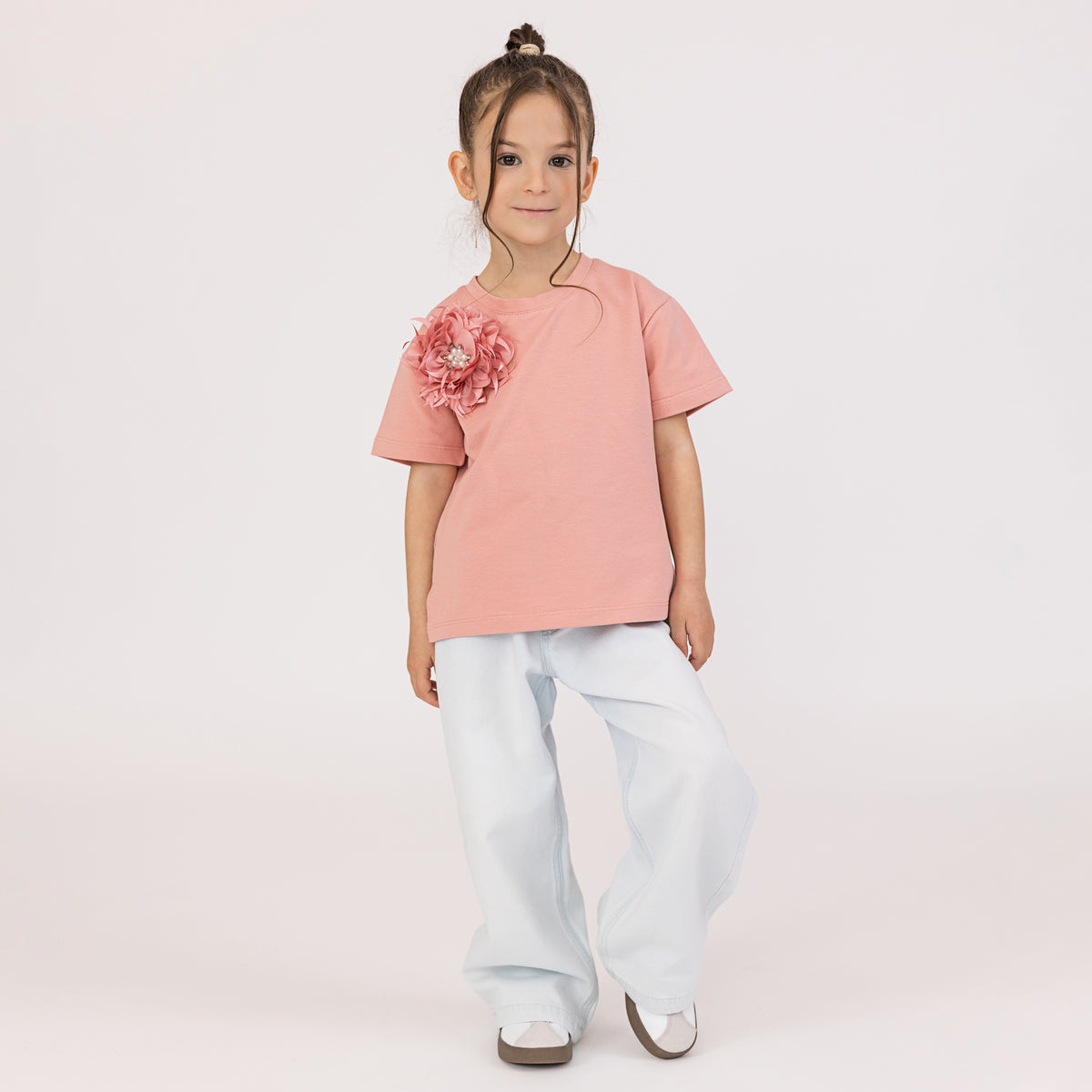Tricou fete coral cu floare asortata si strasuri