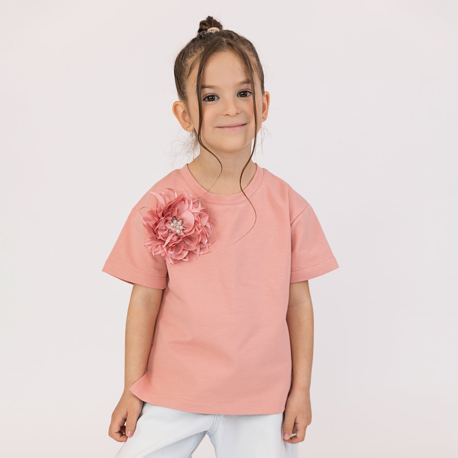 Tricou fete coral cu floare asortata si strasuri