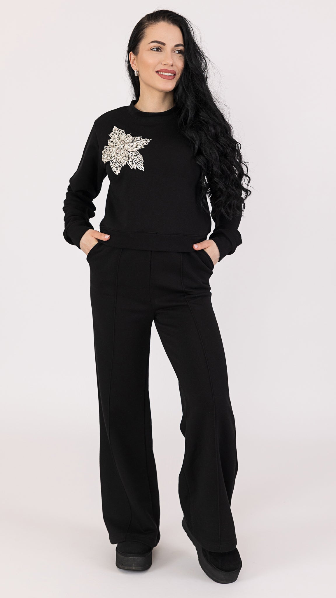 Trening dama negru cu floare din cristale aplicata pe piept