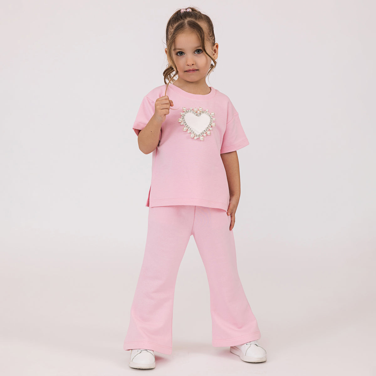 Tricou fete roz cu inima alba cu strasuri si perle