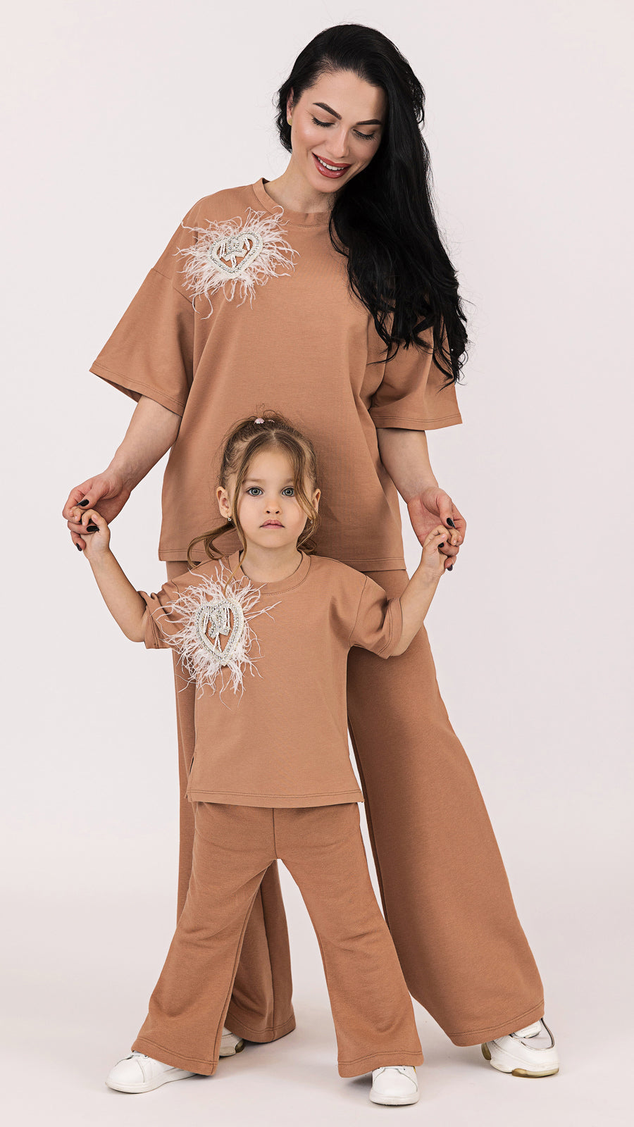 Set compleuri mama fiica mocha mousse cu aplicatie in forma de inima cu pene de strut