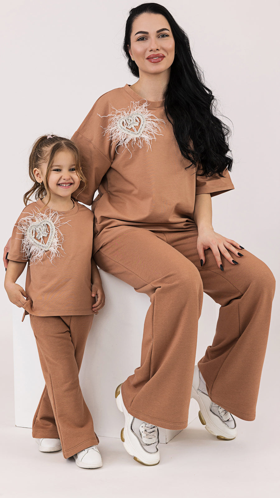Set compleuri mama fiica mocha mousse cu aplicatie in forma de inima cu pene de strut