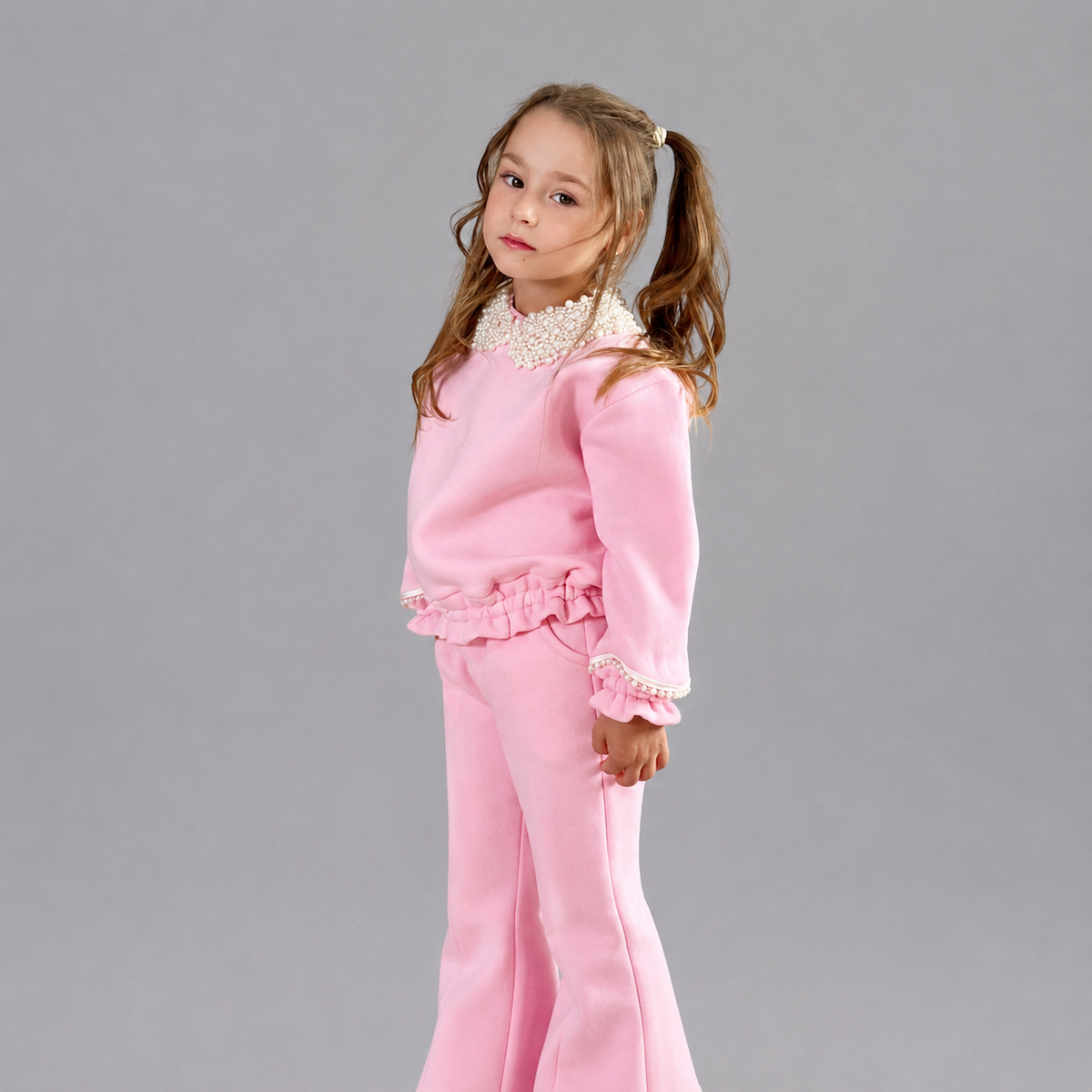 Trening fete roz cu guler si mansete accesorizate cu perle