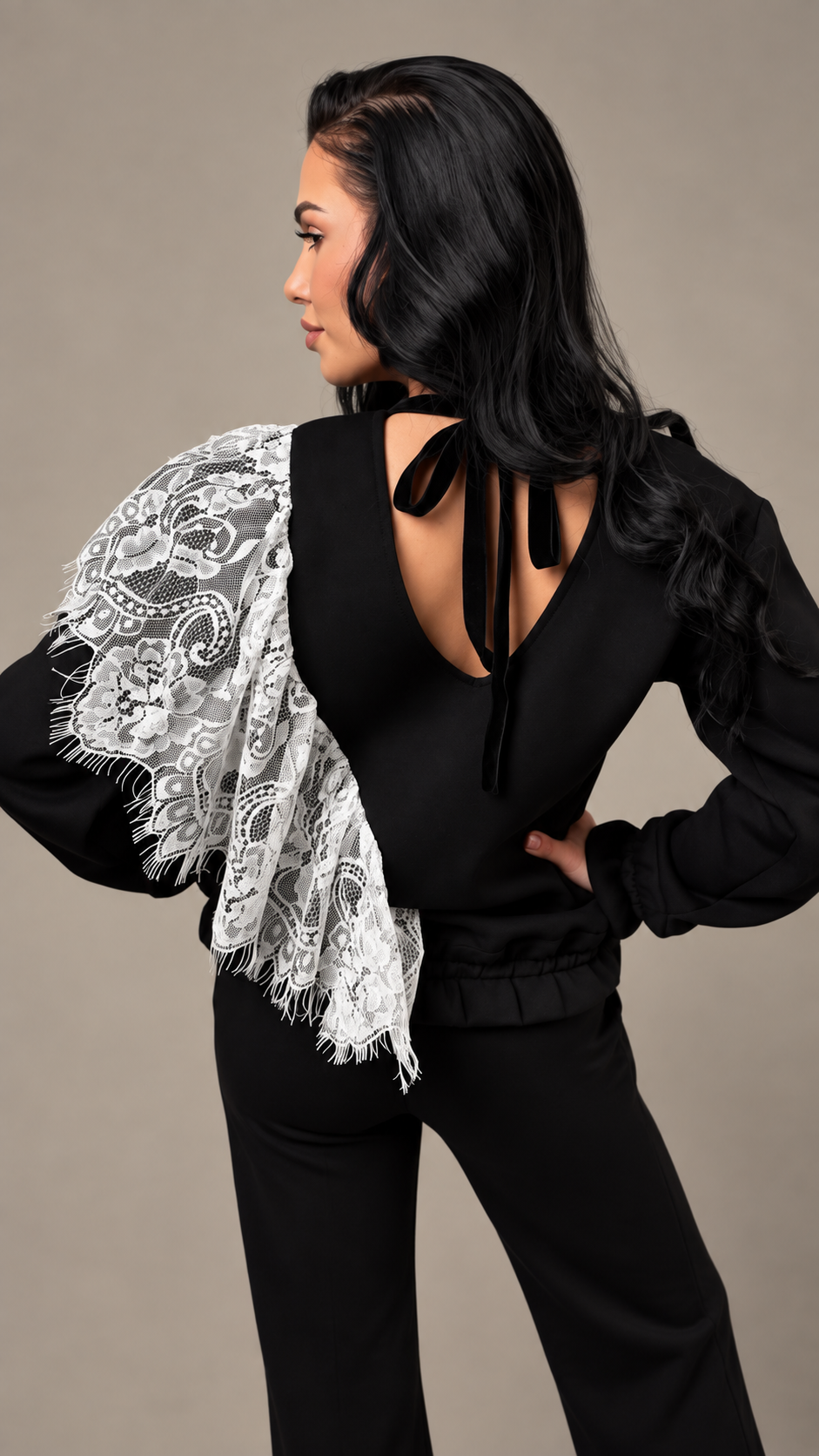Compleu dama negru cu volan lateral din dantela chantilly si spatele decupat