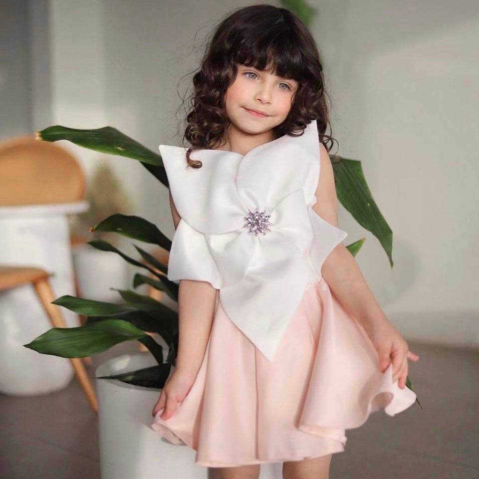 Rochie fete roz cu floare supradimensionata si cristale La Fleur