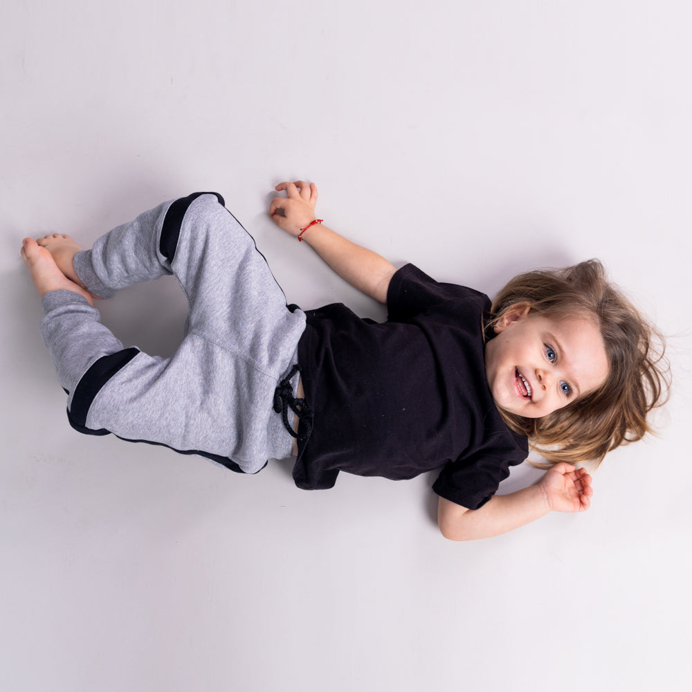 Pantaloni skinny cu buzunare, petice aplicate si vipusca laterala