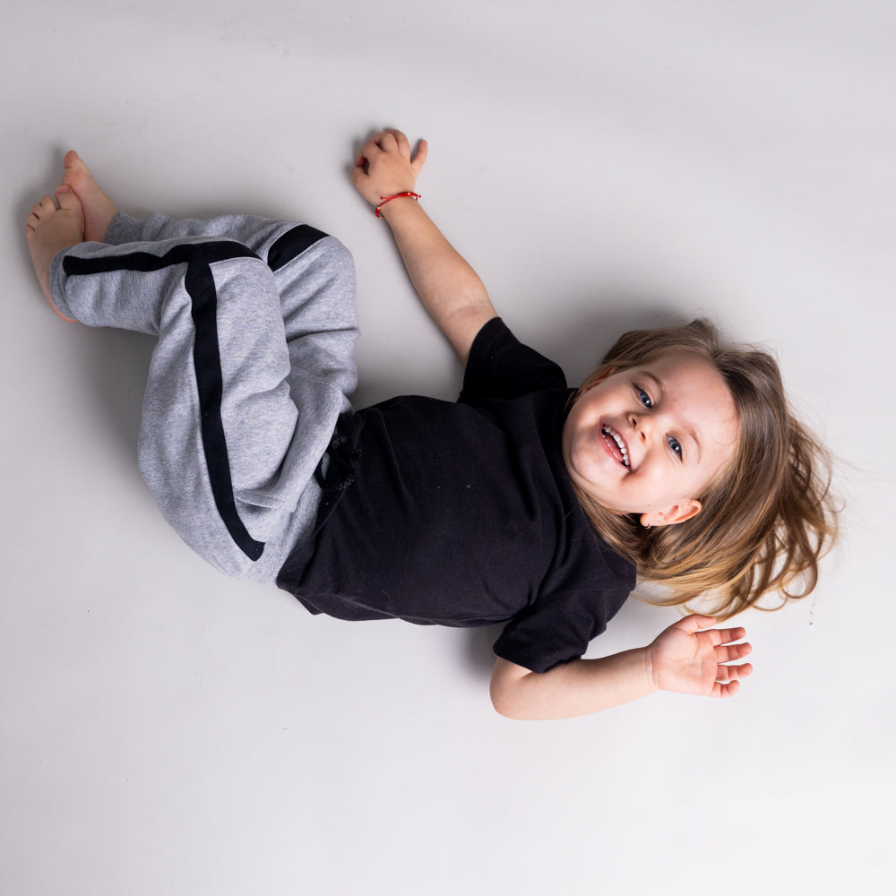 Pantaloni skinny cu buzunare, petice aplicate si vipusca laterala