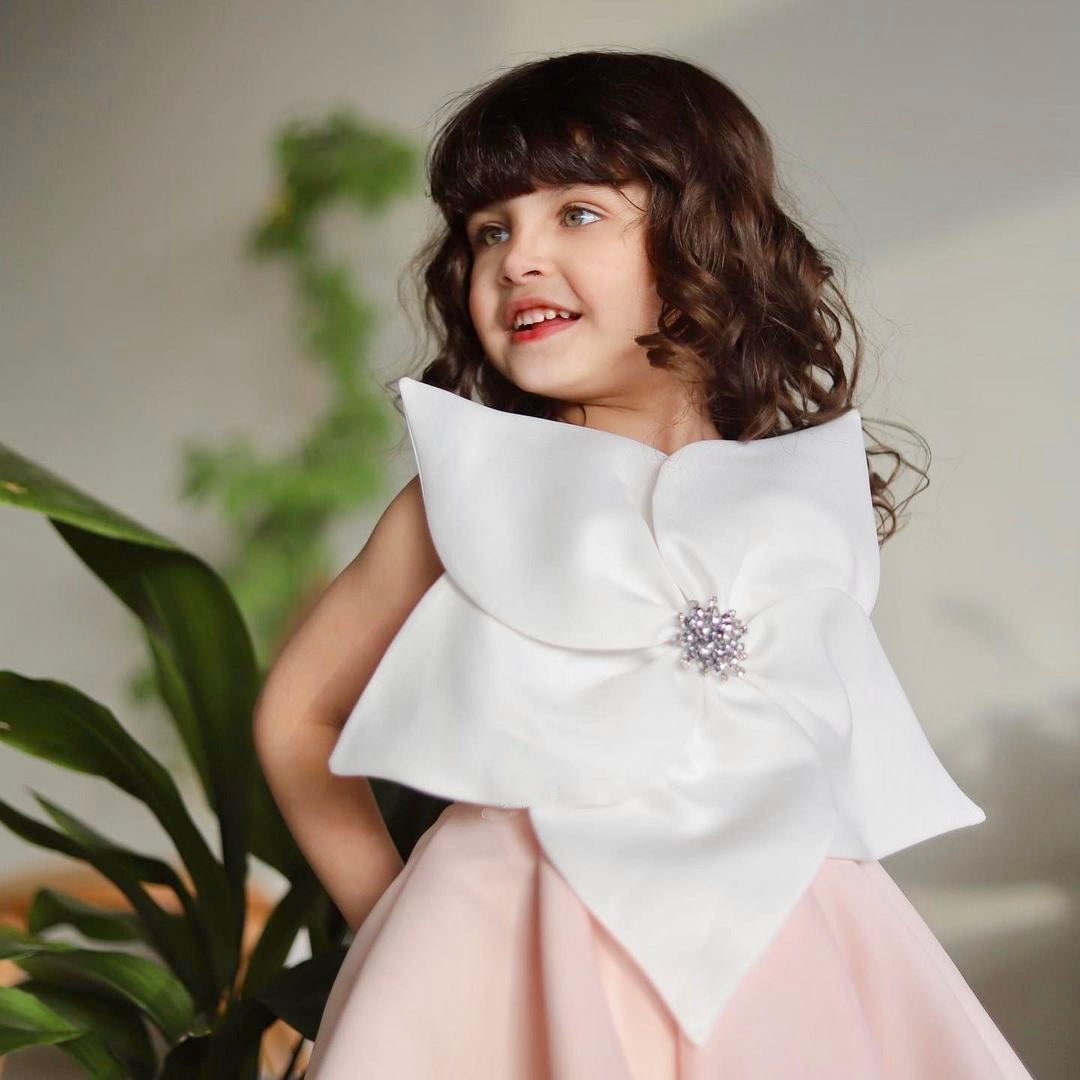 Rochie fete roz cu floare supradimensionata si cristale La Fleur