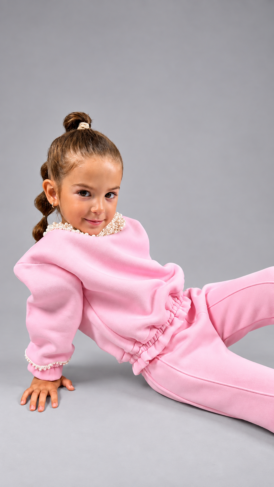 Trening fete roz cu guler si mansete accesorizate cu perle