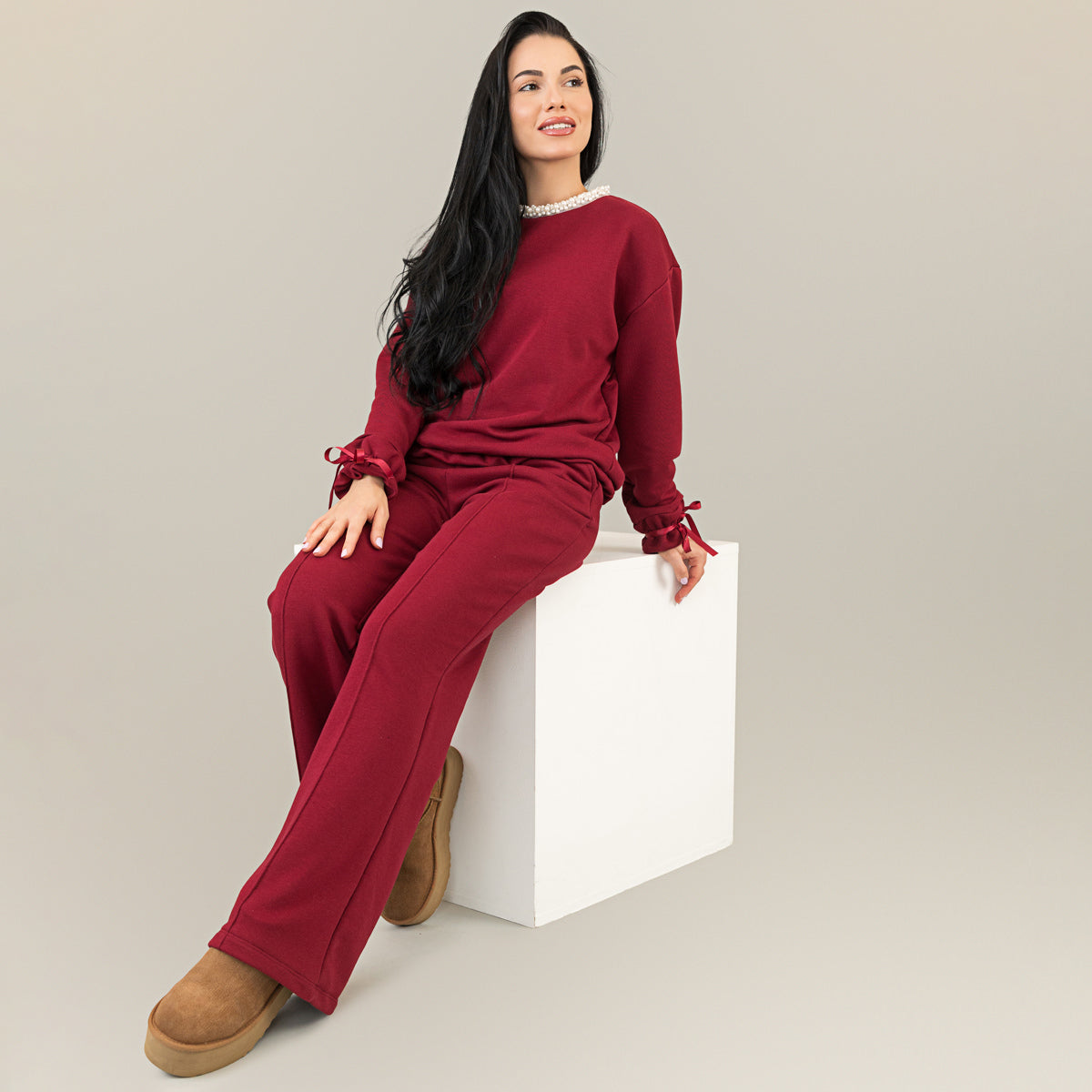 Trening dama burgundy cu perle la guler