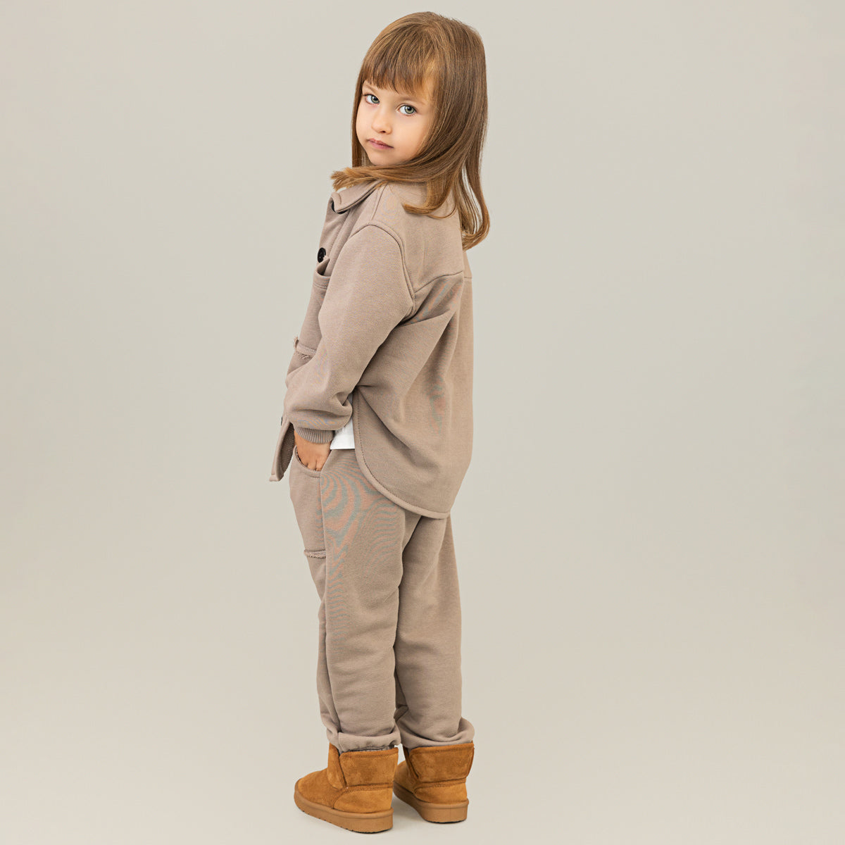 Trening fete cappuccino format din jacheta tip camasa si pantaloni jogger