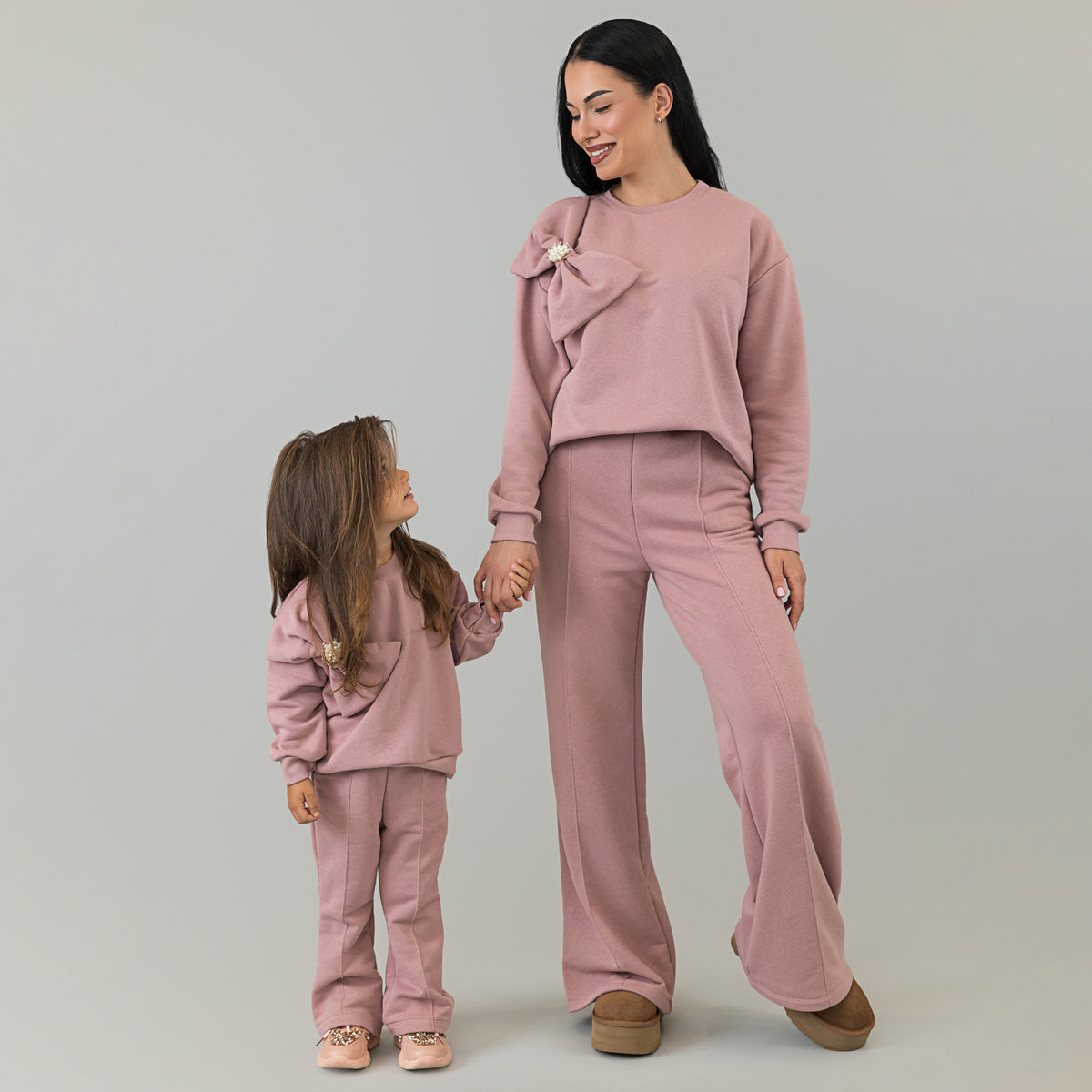 Set treninguri mama fiica roz pudra cu funda supradimensionata decorata cu perle