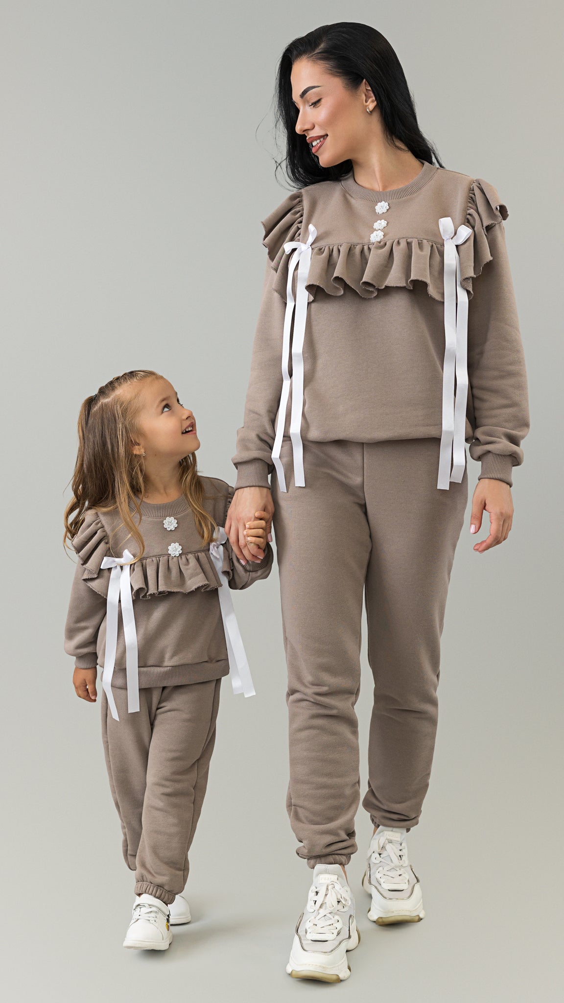 Set treninguri mama fiica cappuccino cu volane, funde satinate si nasturi decorativi