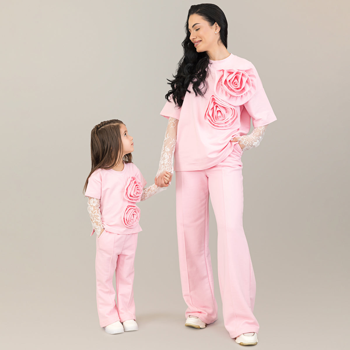 Set compleuri mama fiica roz cu flori aplicate si maneci din dantela detasabile