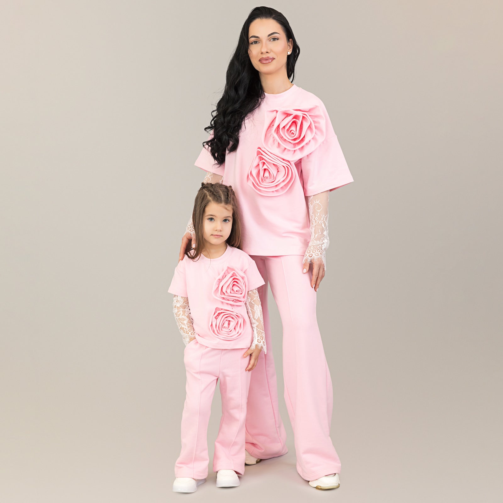 Set compleuri mama fiica roz cu flori aplicate si maneci din dantela detasabile
