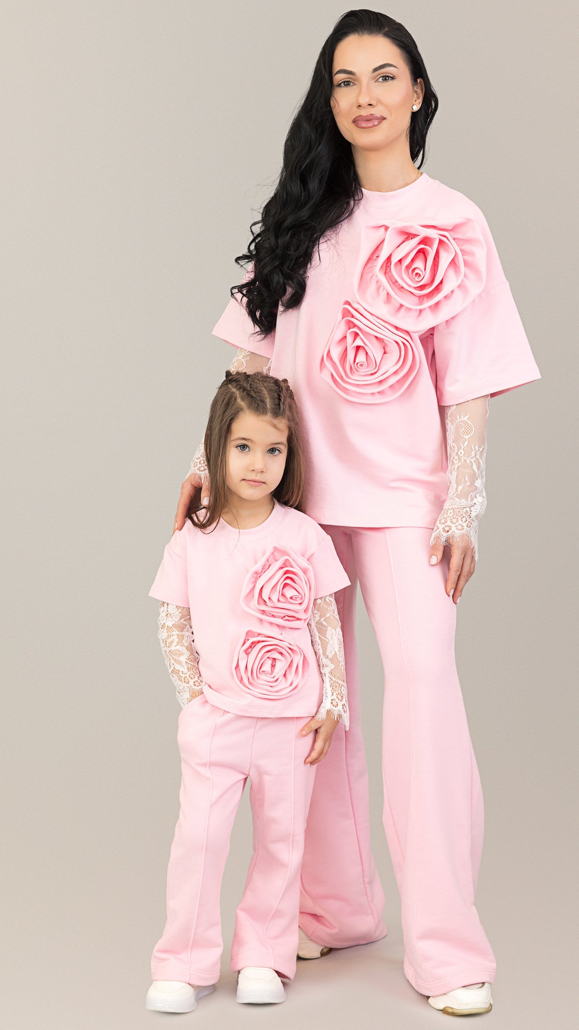 Set compleuri mama fiica roz cu flori aplicate si maneci din dantela detasabile