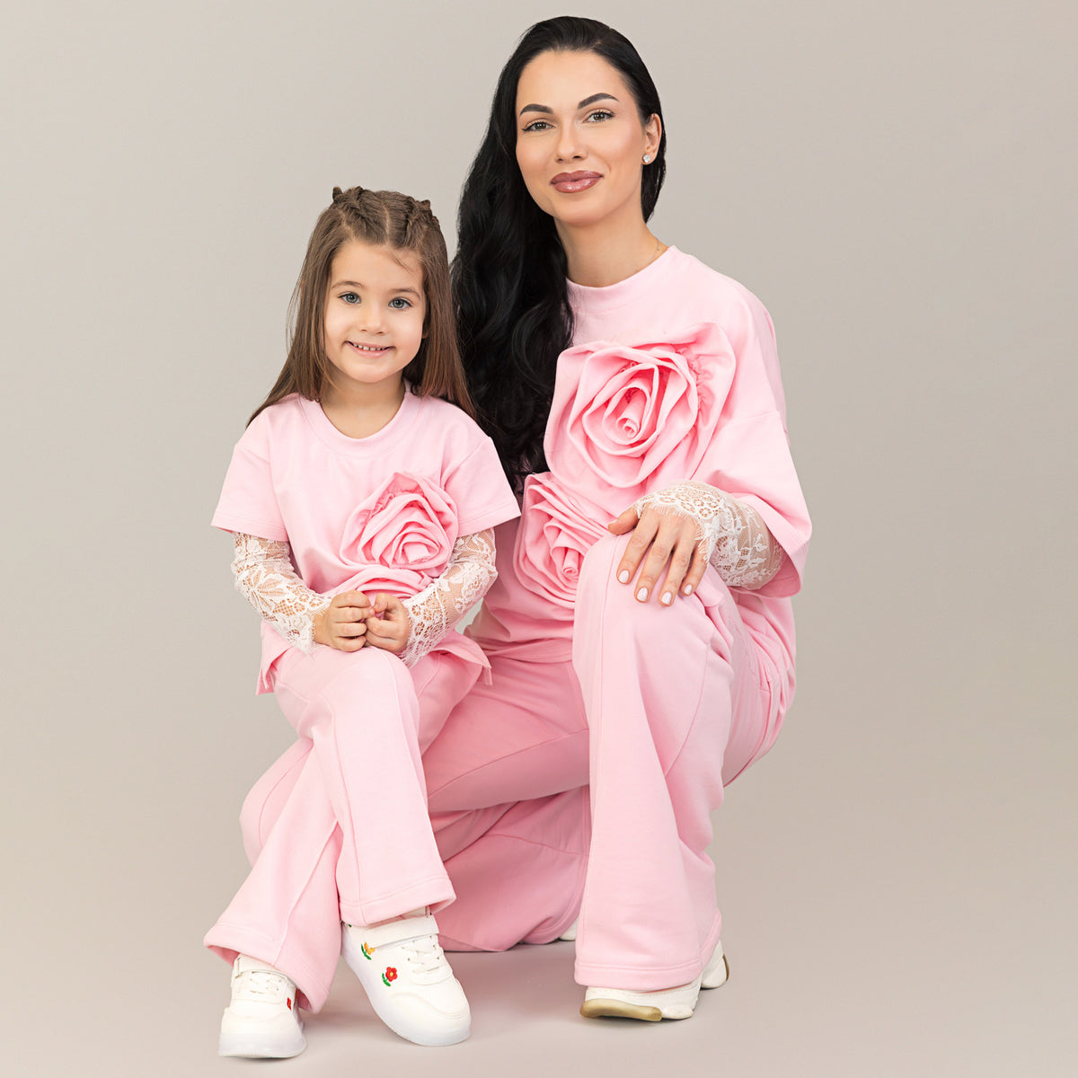 Set compleuri mama fiica roz cu flori aplicate si maneci din dantela detasabile