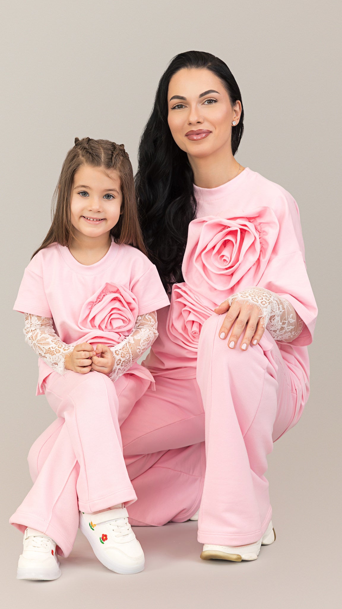 Set compleuri mama fiica roz cu flori aplicate si maneci din dantela detasabile
