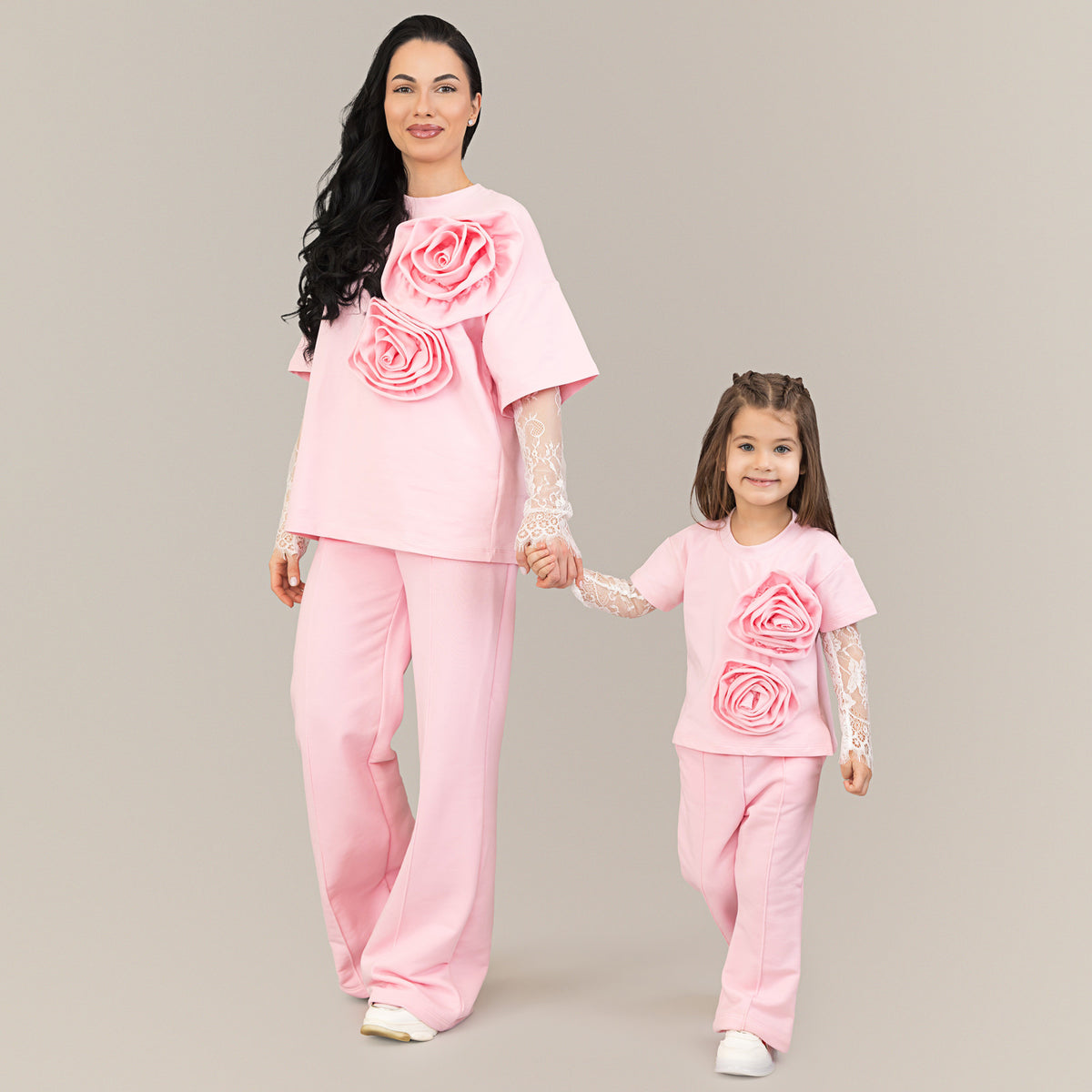 Set compleuri mama fiica roz cu flori aplicate si maneci din dantela detasabile