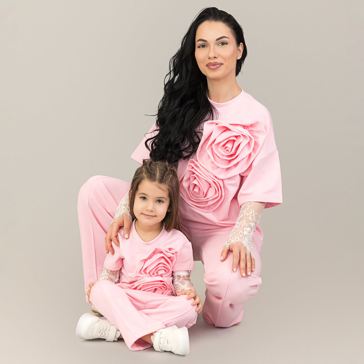 Set compleuri mama fiica roz cu flori aplicate si maneci din dantela detasabile