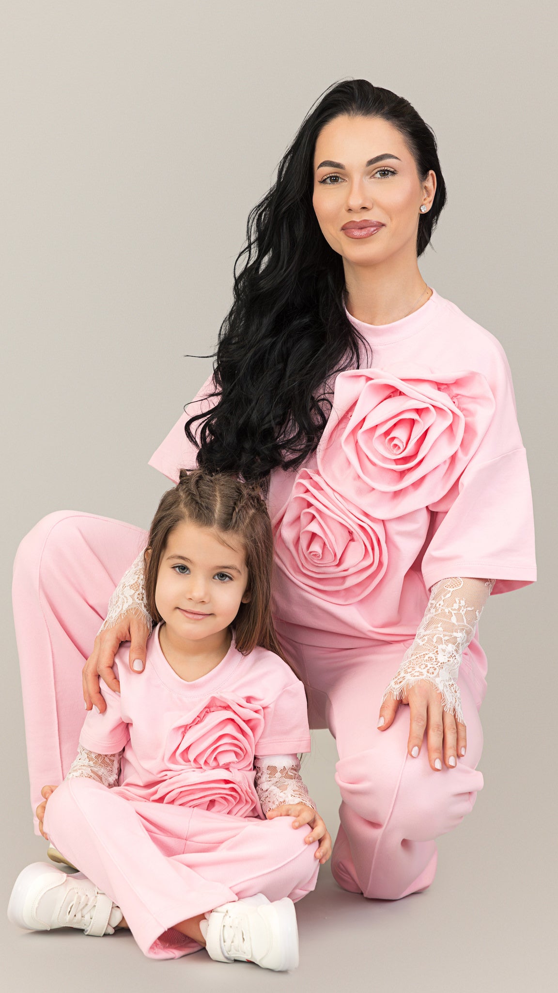 Set compleuri mama fiica roz cu flori aplicate si maneci din dantela detasabile
