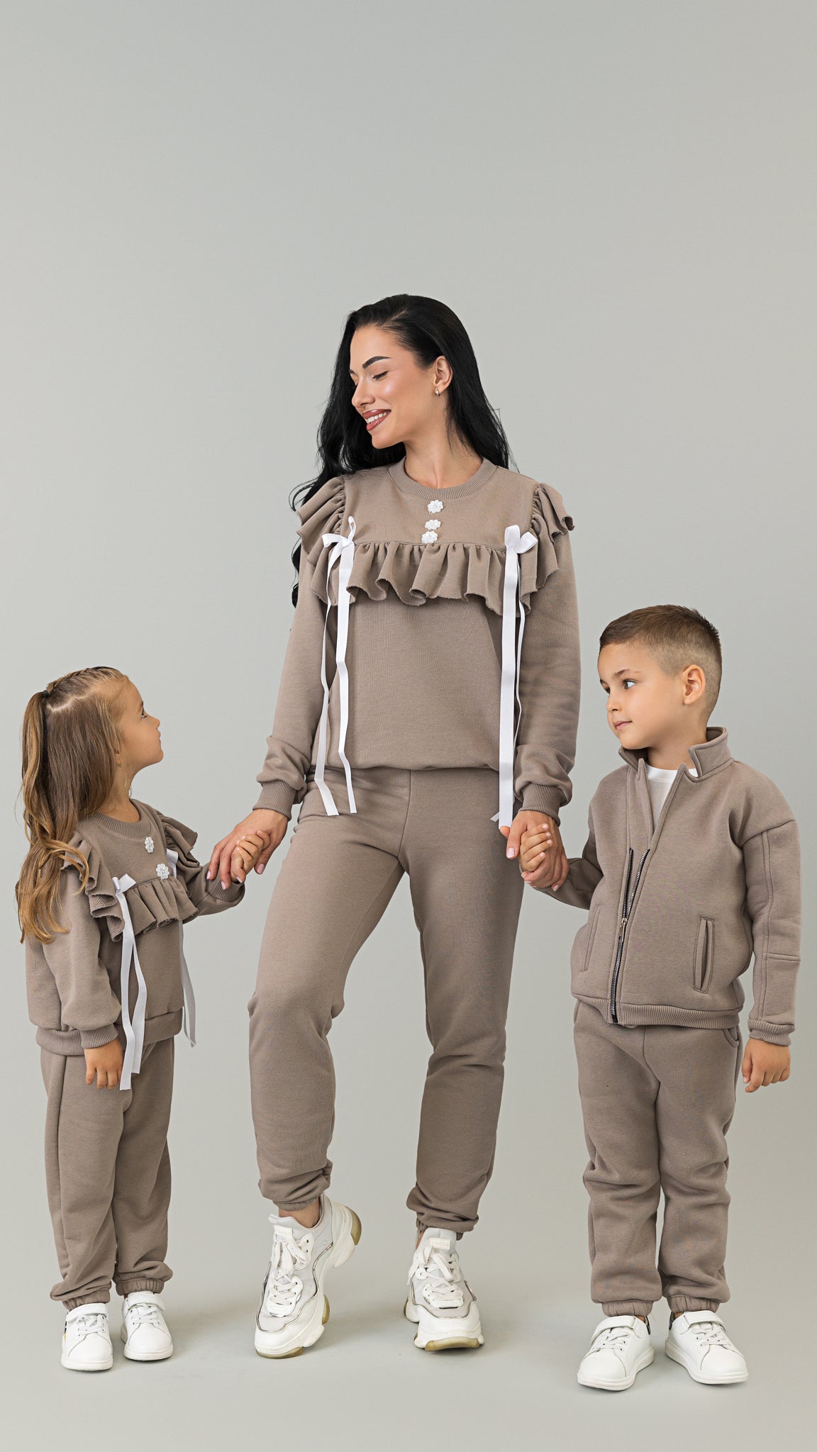 Set treninguri mama fiica cappuccino cu volane, funde satinate si nasturi decorativi