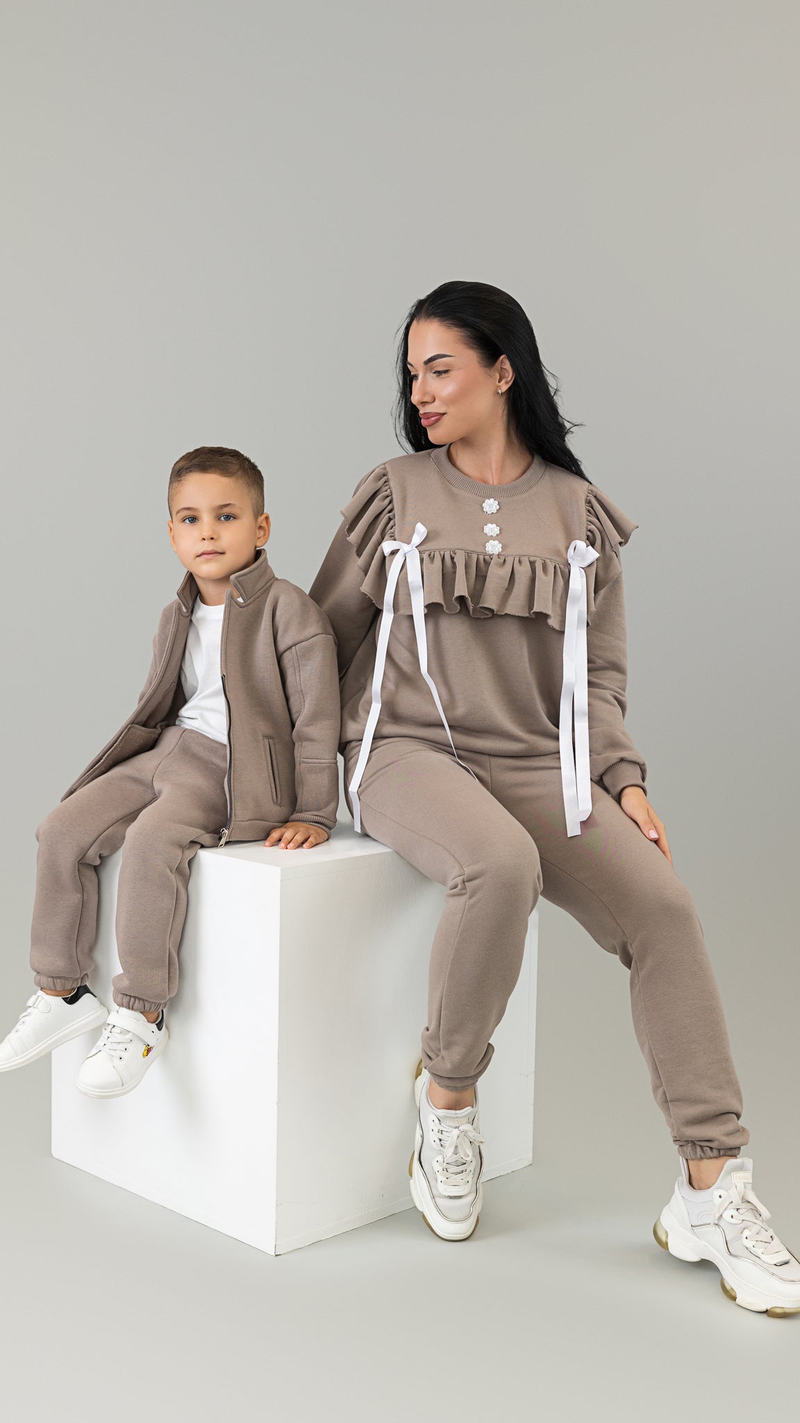 Set treninguri mama fiica cappuccino cu volane, funde satinate si nasturi decorativi