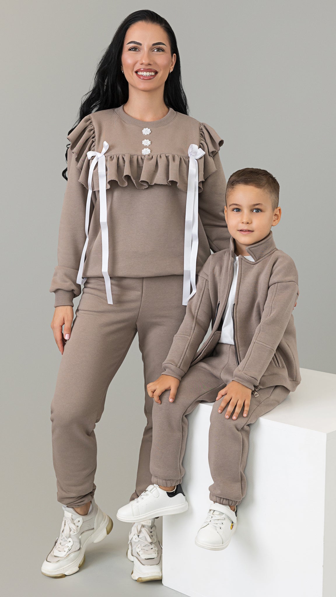 Set treninguri mama fiica cappuccino cu volane, funde satinate si nasturi decorativi