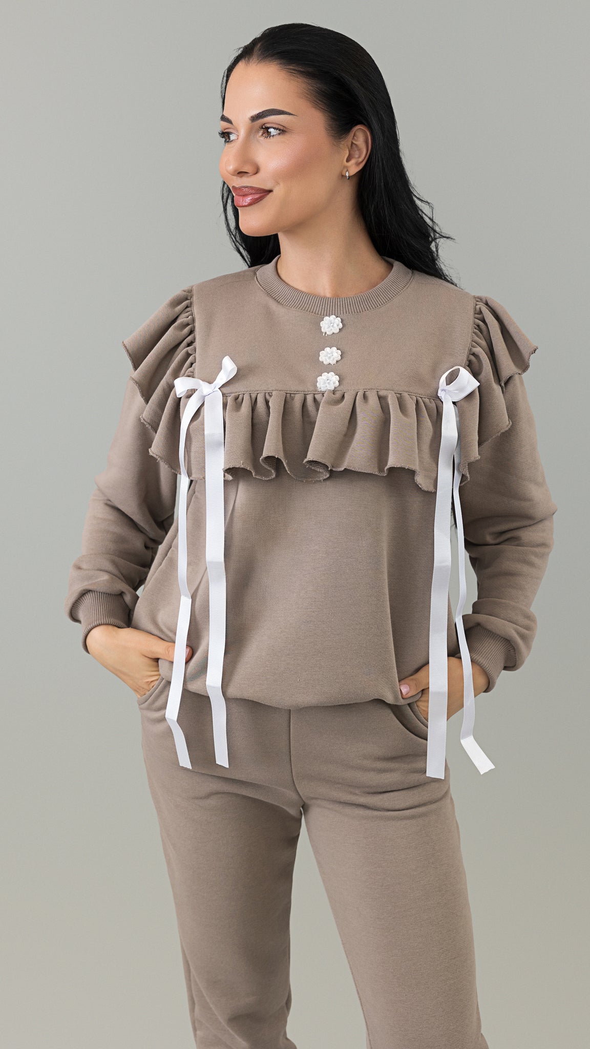 Set treninguri mama fiica cappuccino cu volane, funde satinate si nasturi decorativi
