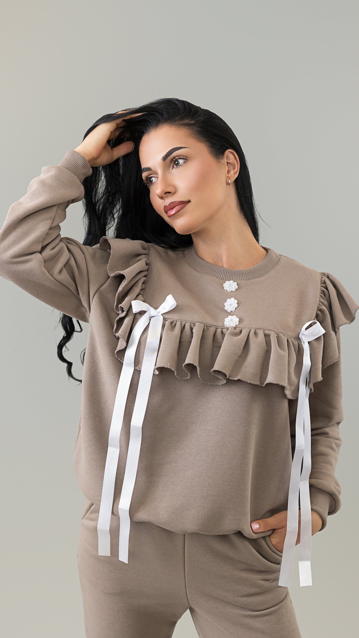 Set treninguri mama fiica cappuccino cu volane, funde satinate si nasturi decorativi