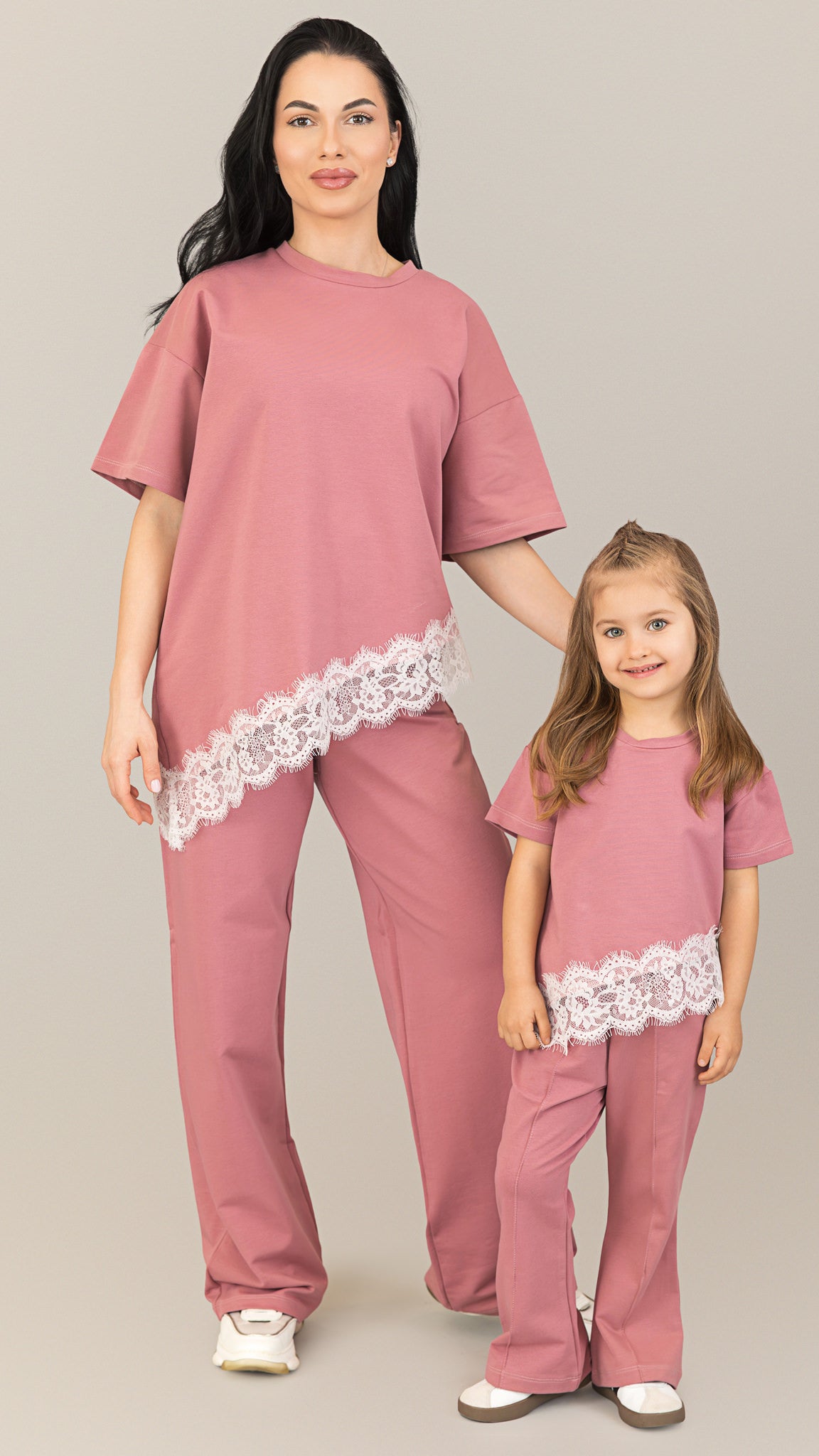 Set compleuri mama fiica mesa rose cu aplicatii de dantela