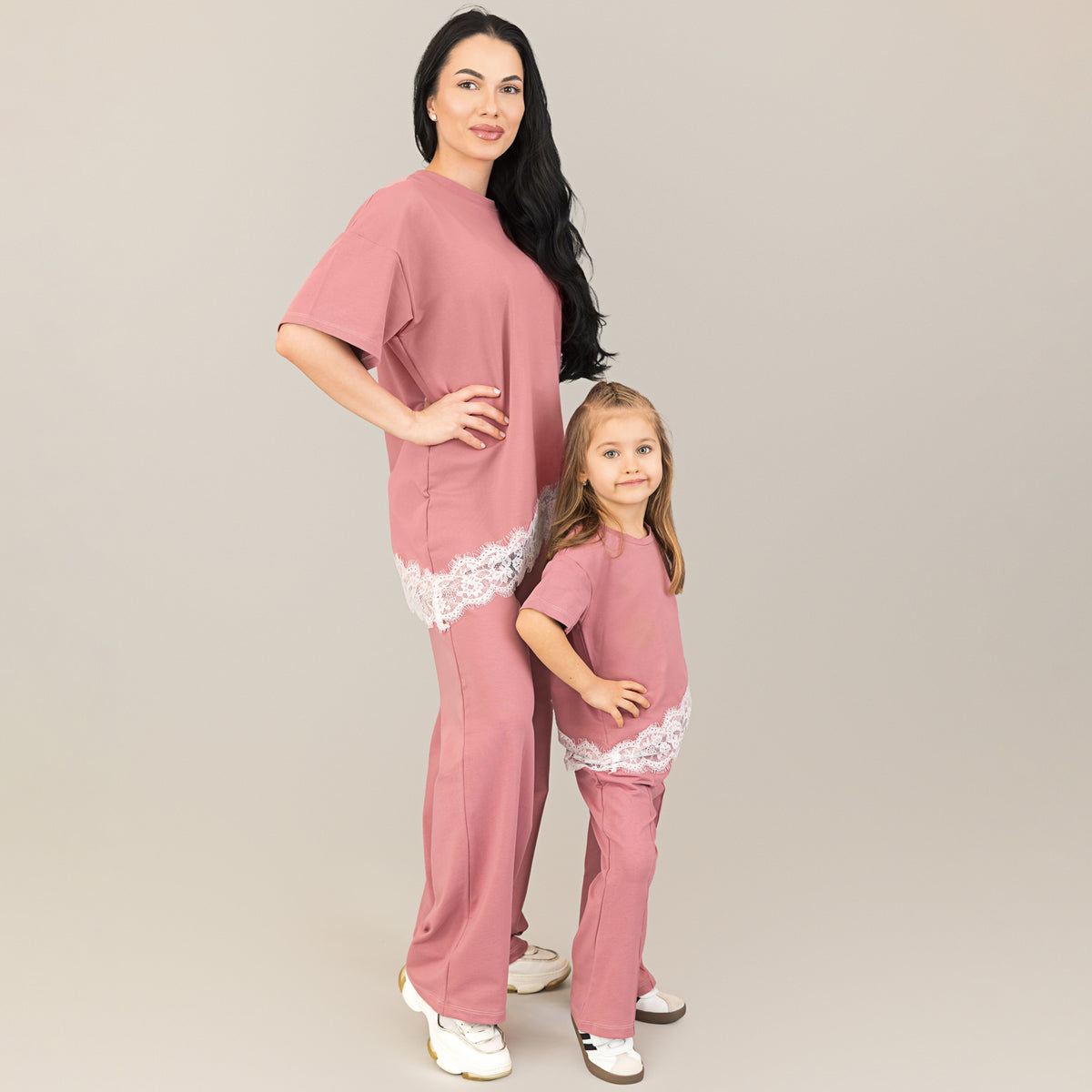 Set compleuri mama fiica mesa rose cu aplicatii de dantela