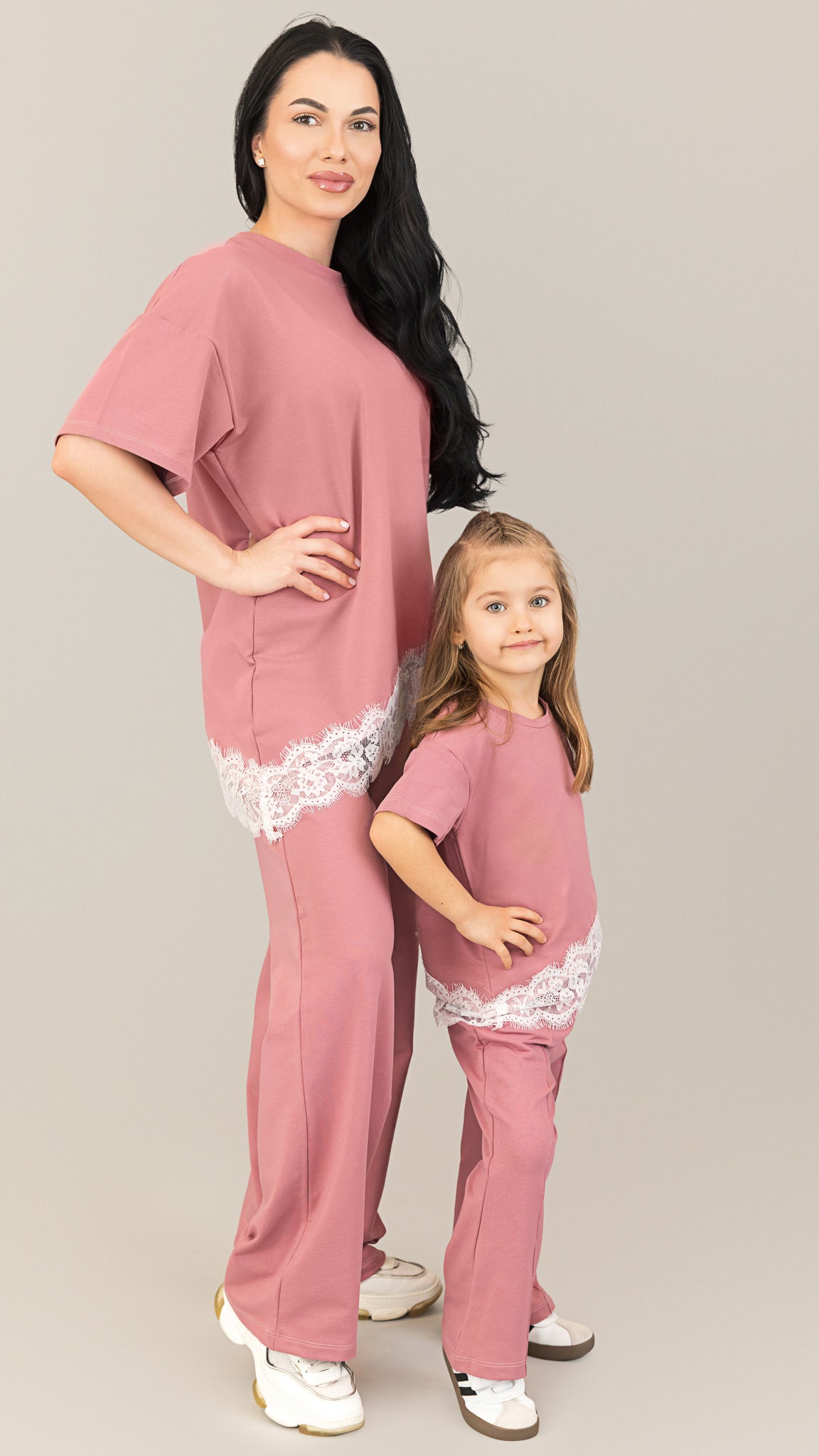 Set compleuri mama fiica mesa rose cu aplicatii de dantela